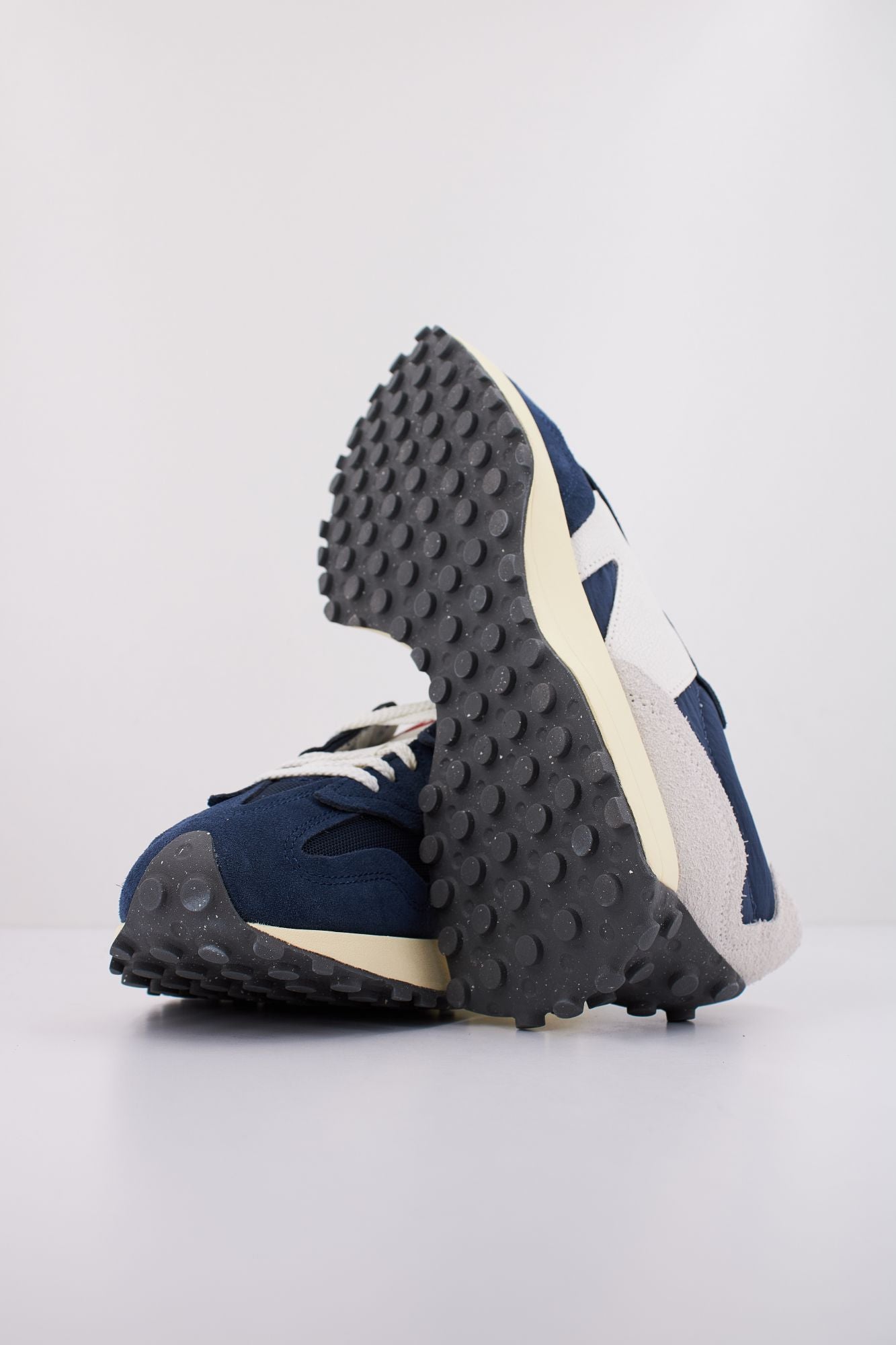 NEW BALANCE U327 en color AZUL (5)