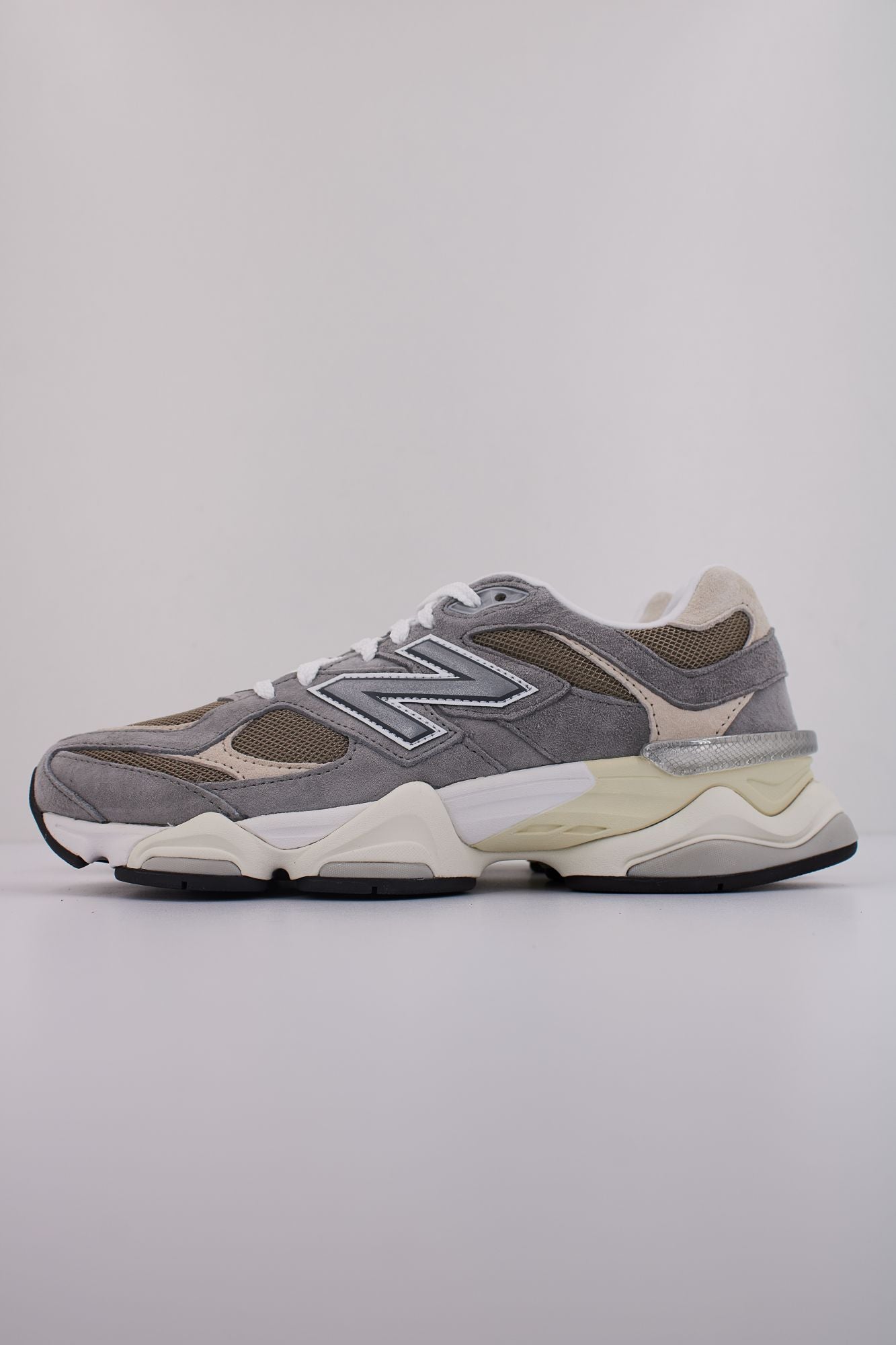 NEW BALANCE U9060  en color GRIS (1)