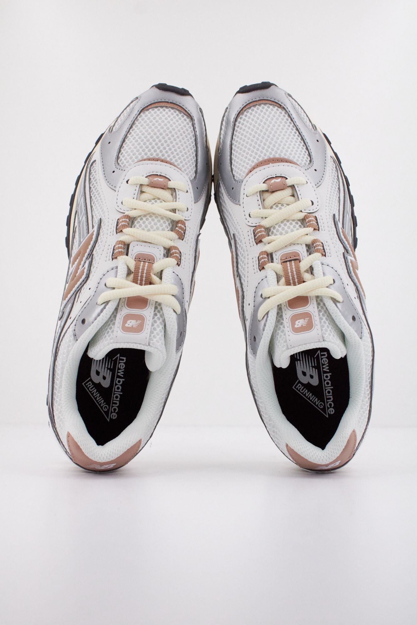 NEW BALANCE U204L SWA en color PLATA (3)