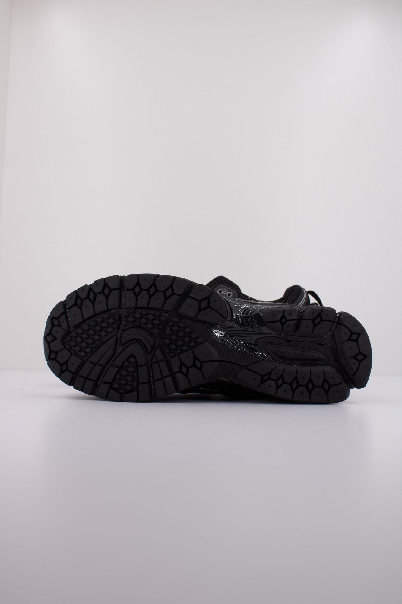 NEW BALANCE M1906 en color NEGRO (2)