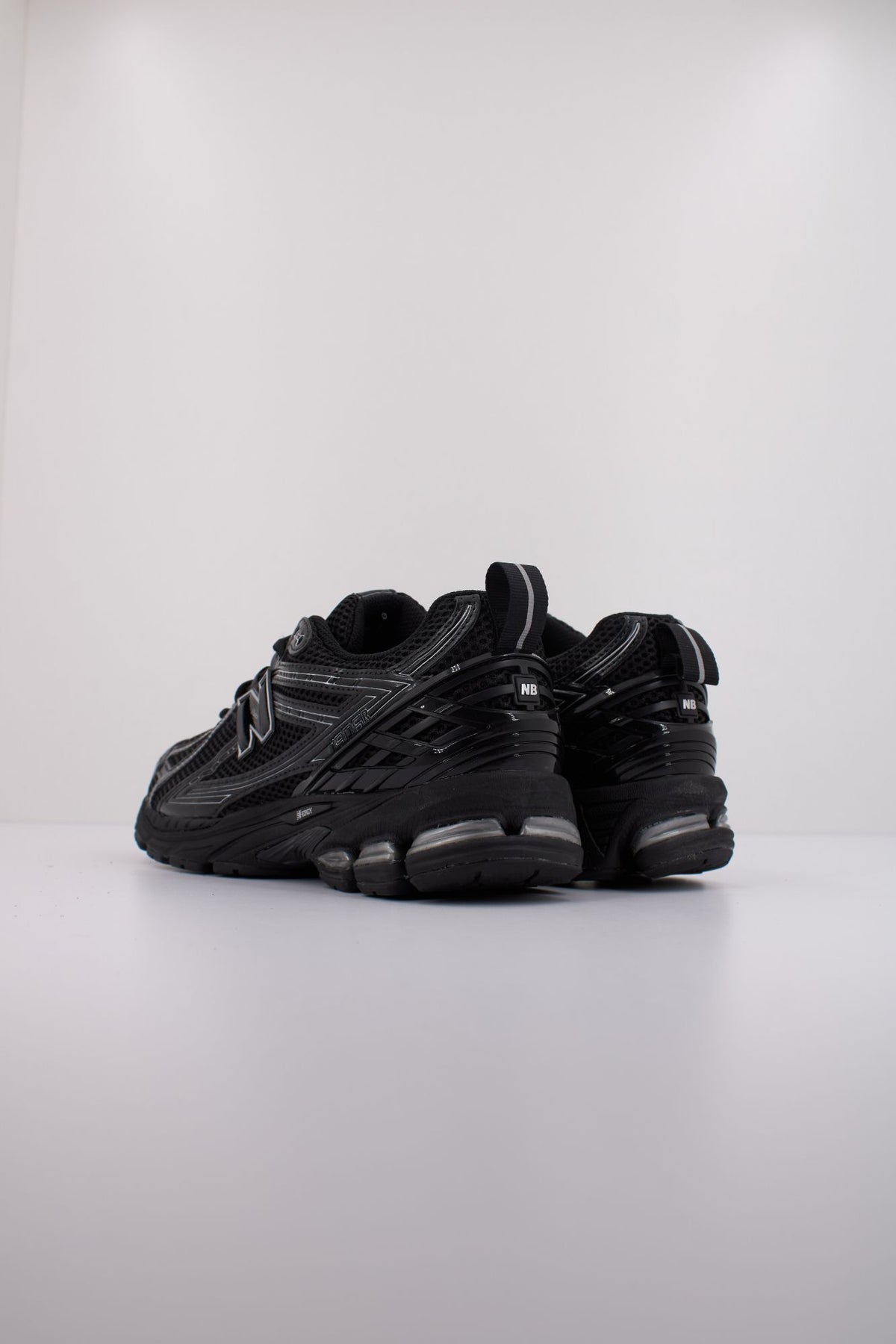 NEW BALANCE M1906 en color NEGRO (3)