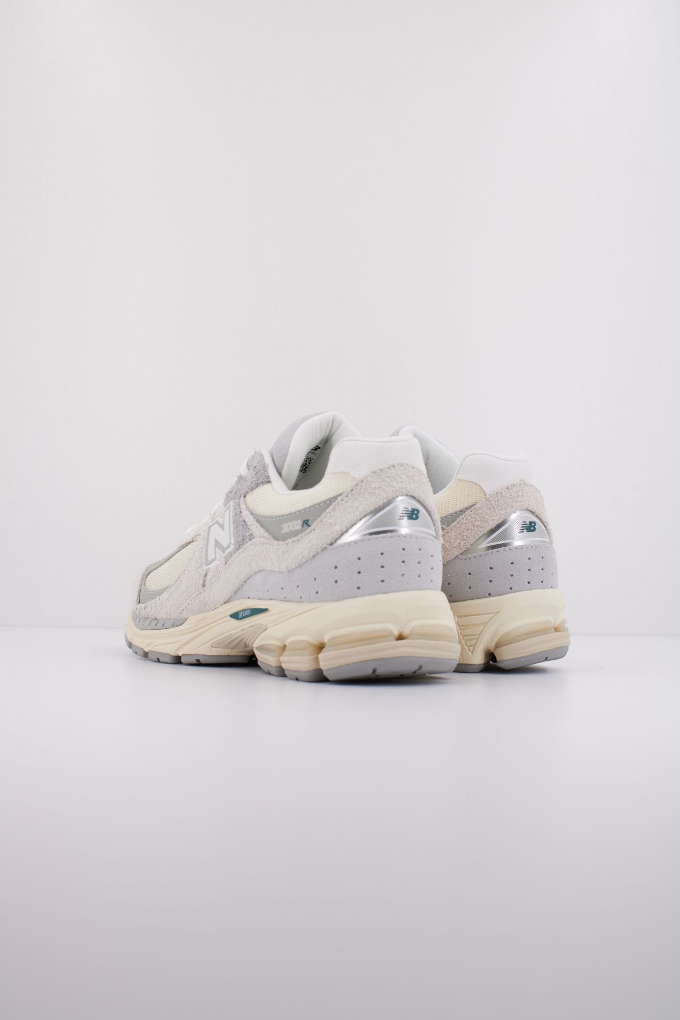 NEW BALANCE M2002 en color GRIS (4)