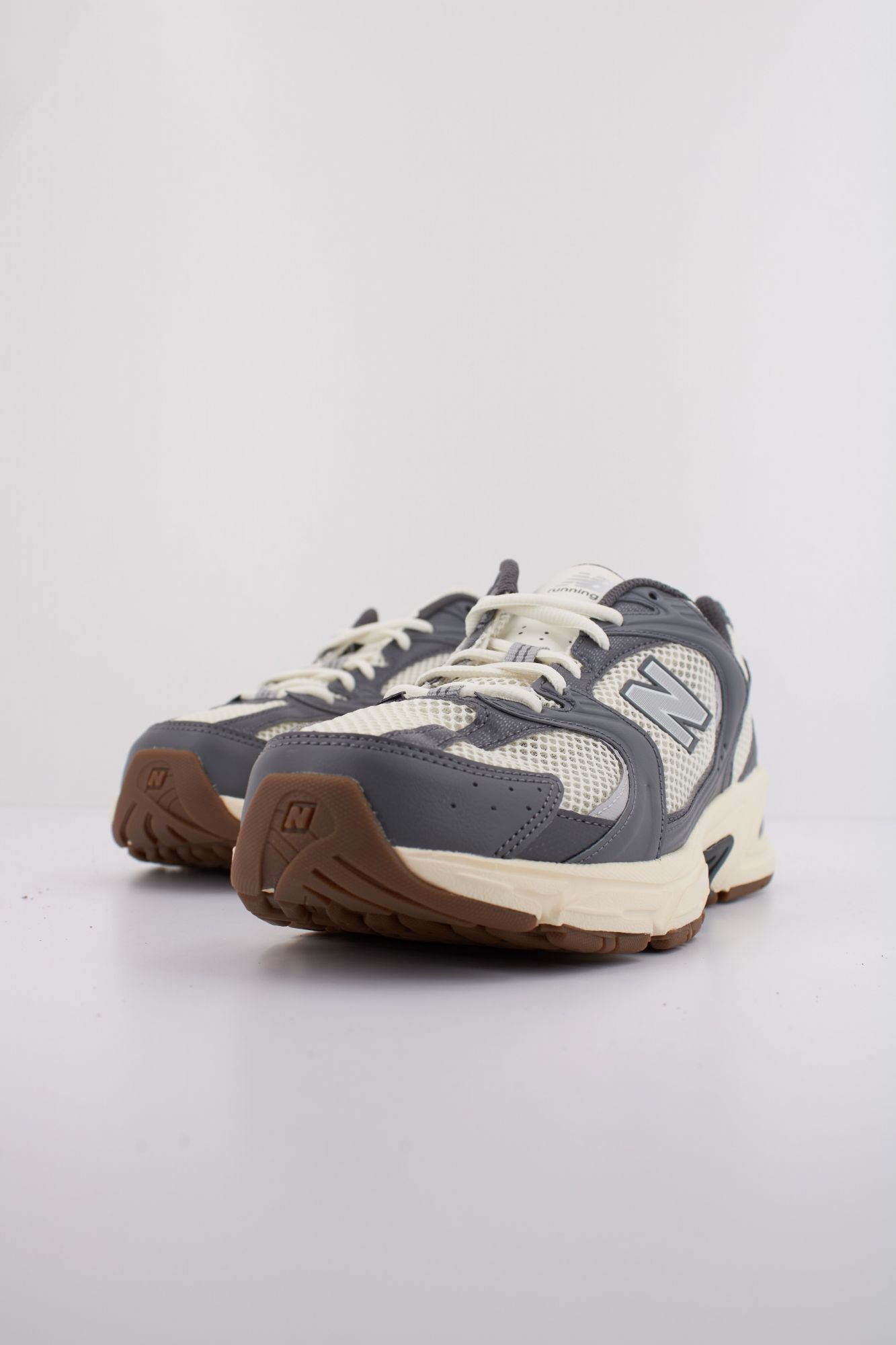 NEW BALANCE MR530  en color GRIS (2)