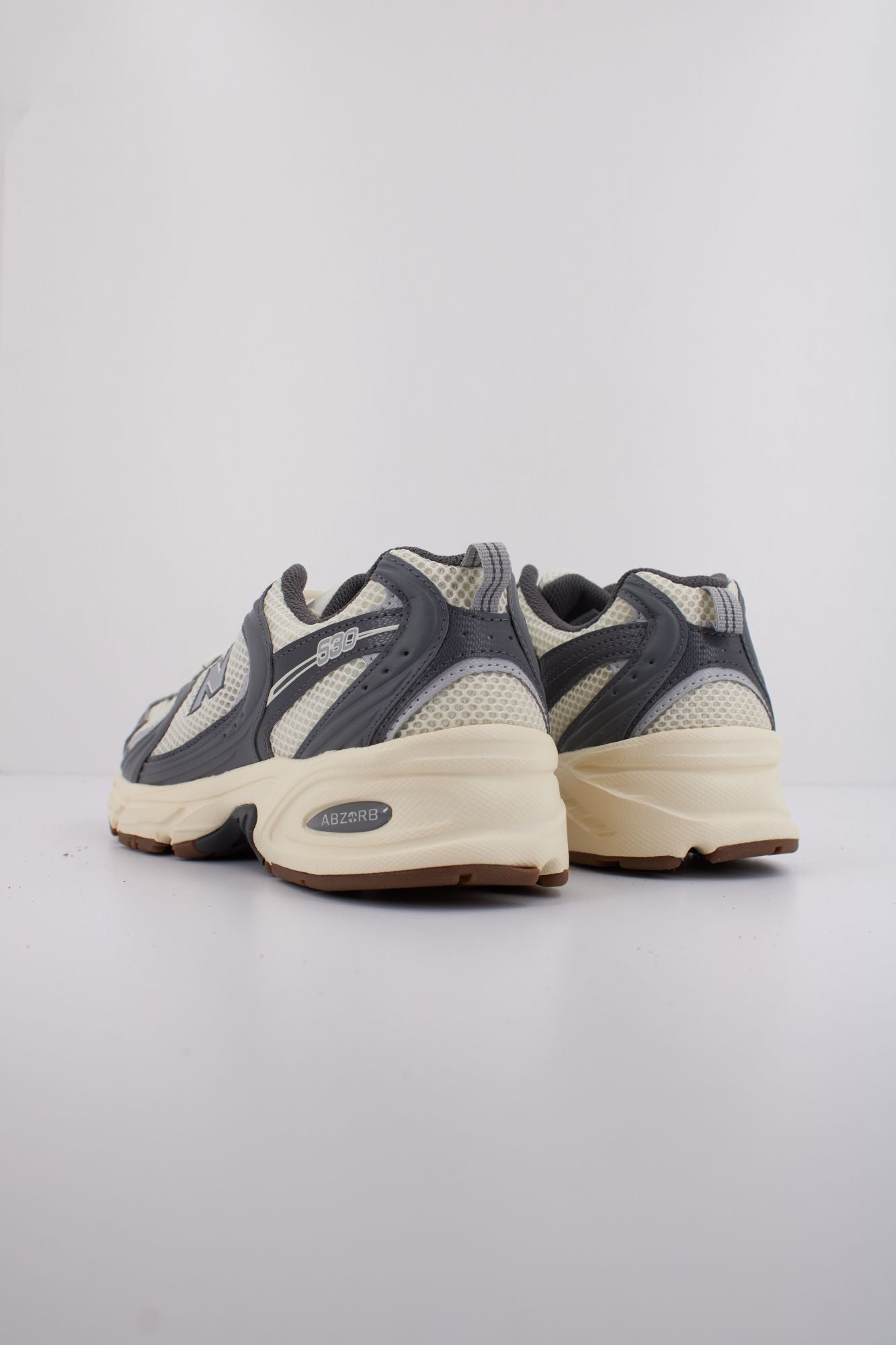 NEW BALANCE MR530  en color GRIS (4)