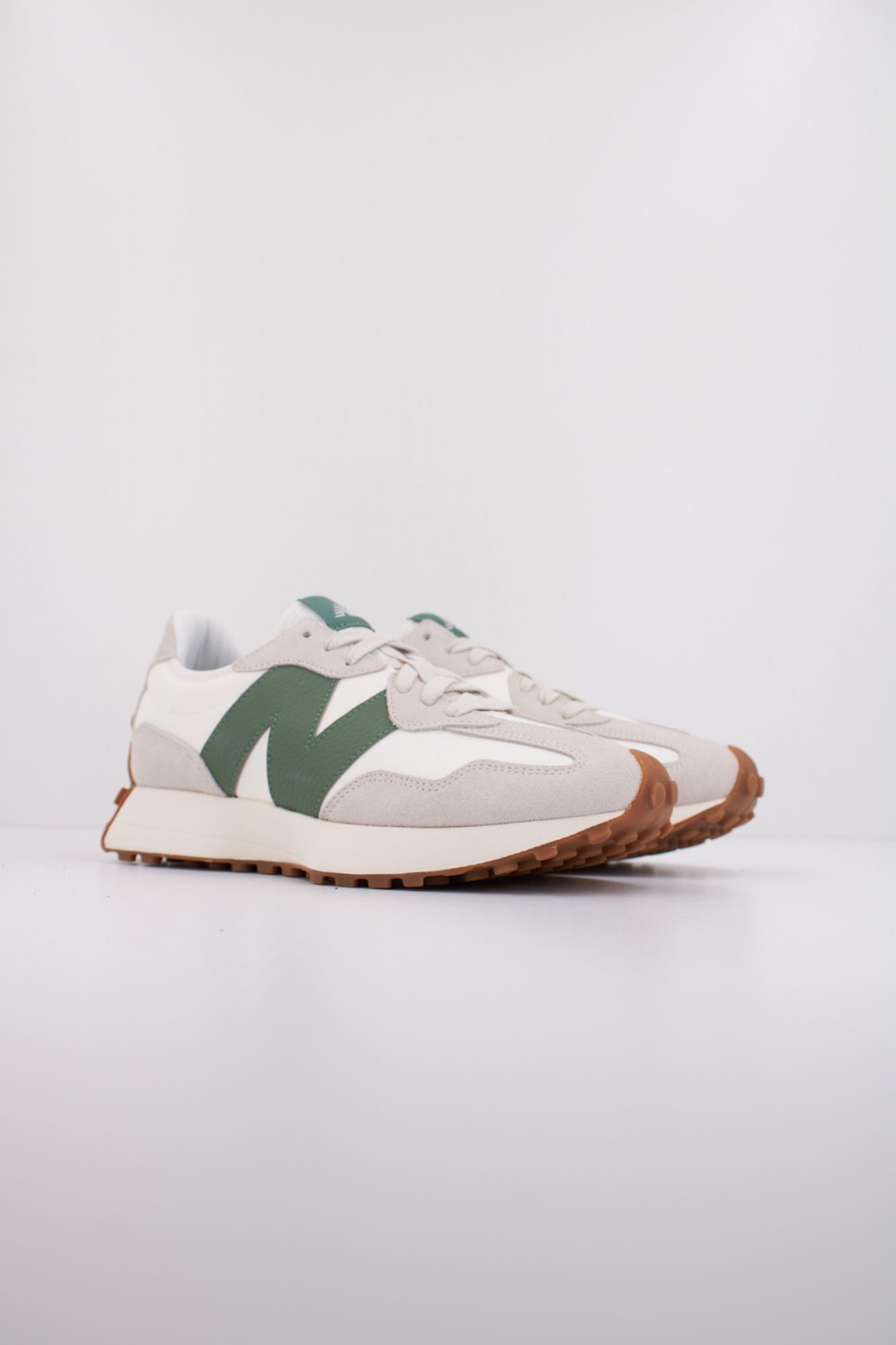 NEW BALANCE U327 en color BLANCO (2)