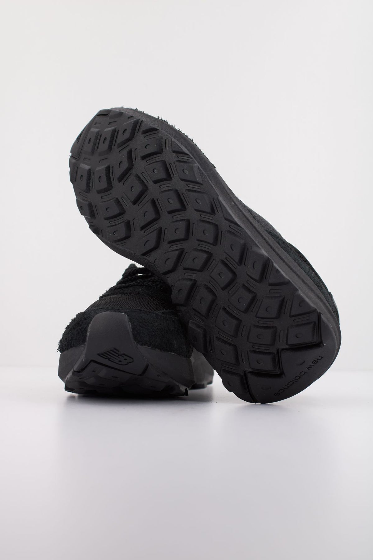 NEW BALANCE U370 en color NEGRO (5)