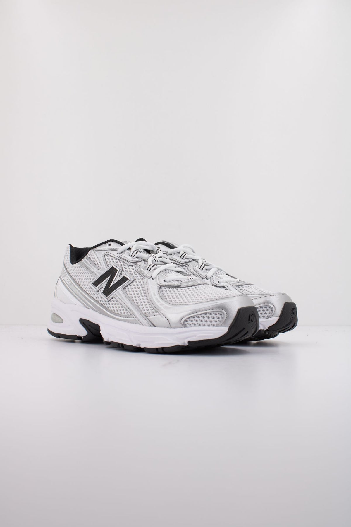 NEW BALANCE U740 en color BLANCO (2)