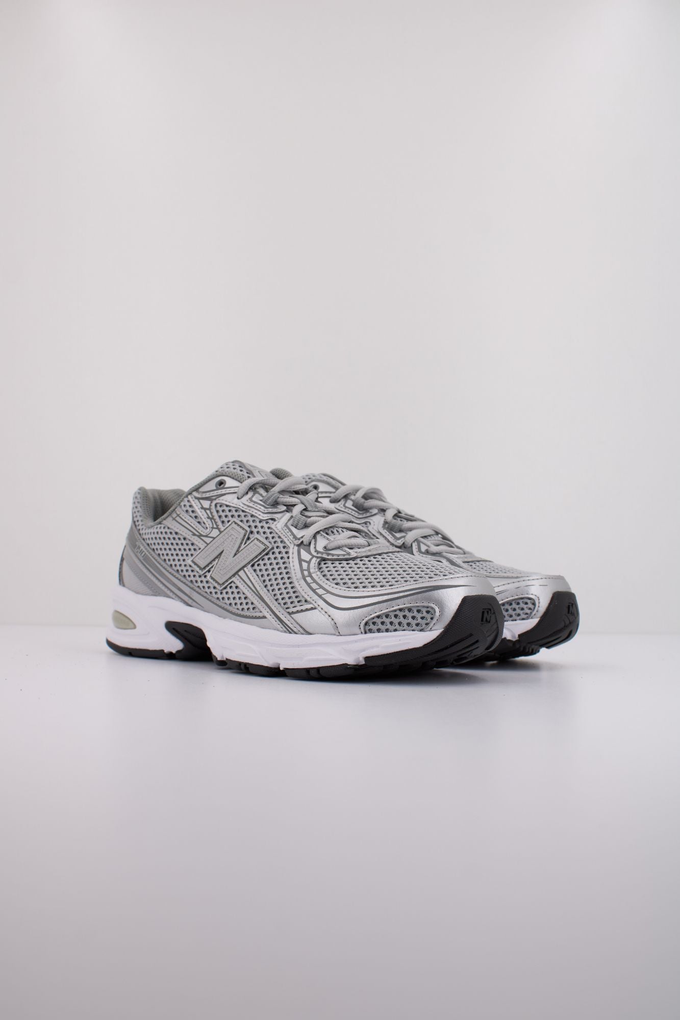 NEW BALANCE U740 en color PLATA (2)