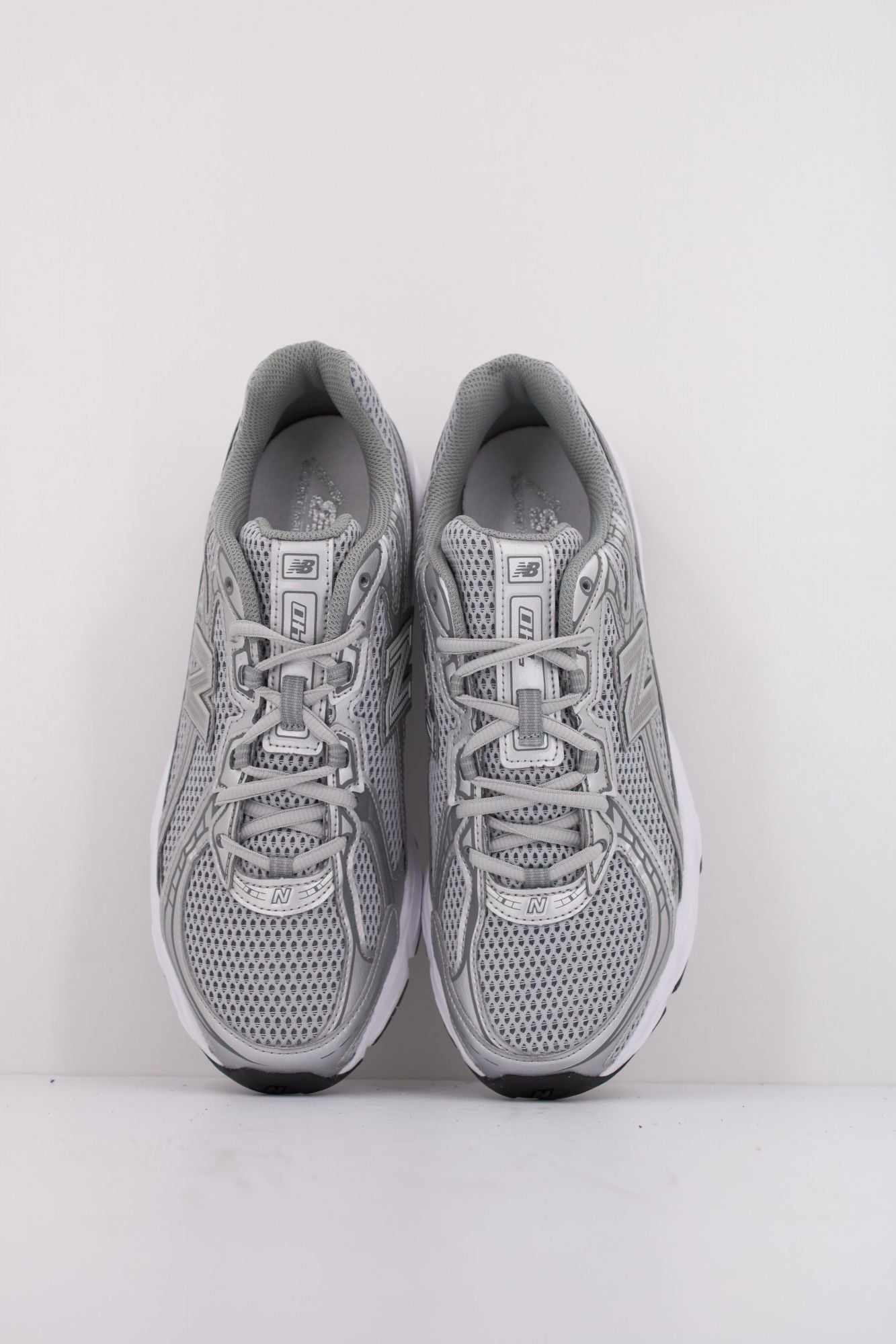 NEW BALANCE U740 en color PLATA (3)