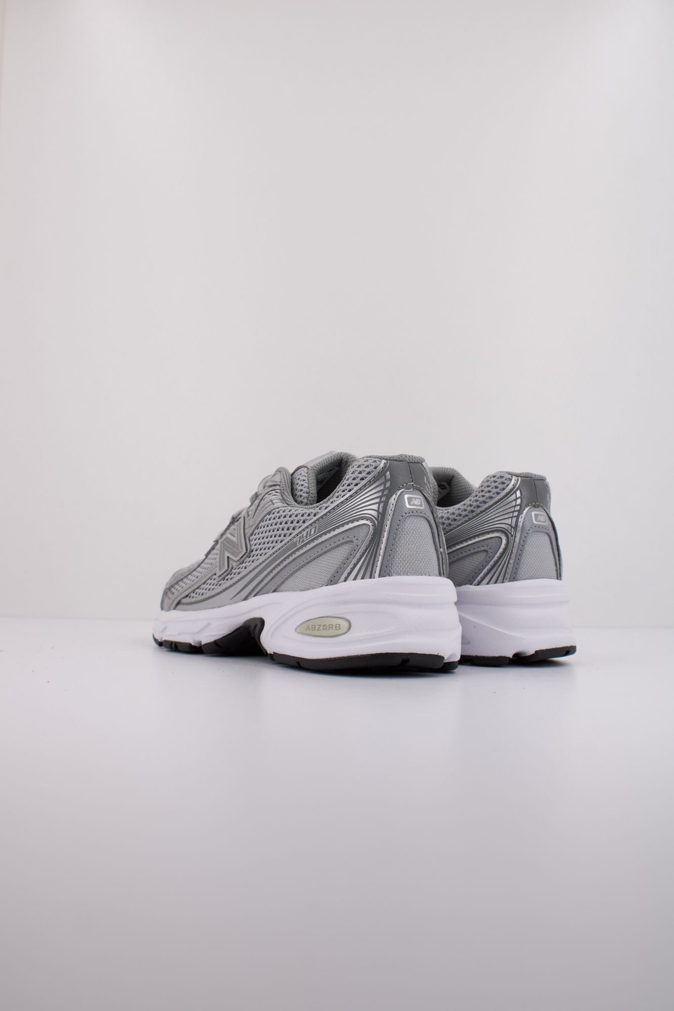 NEW BALANCE U740 en color PLATA (4)