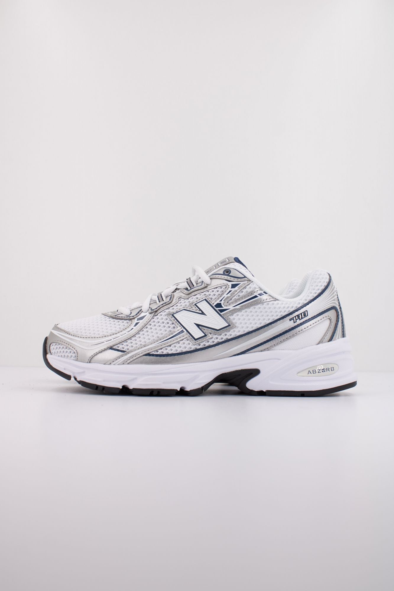 NEW BALANCE U740 en color BLANCO (1)