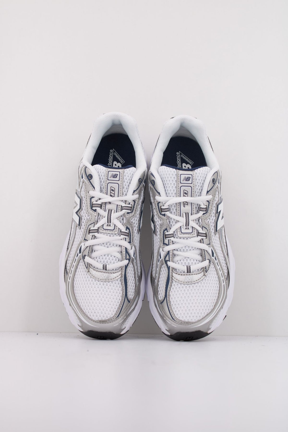 NEW BALANCE U740 en color BLANCO (3)