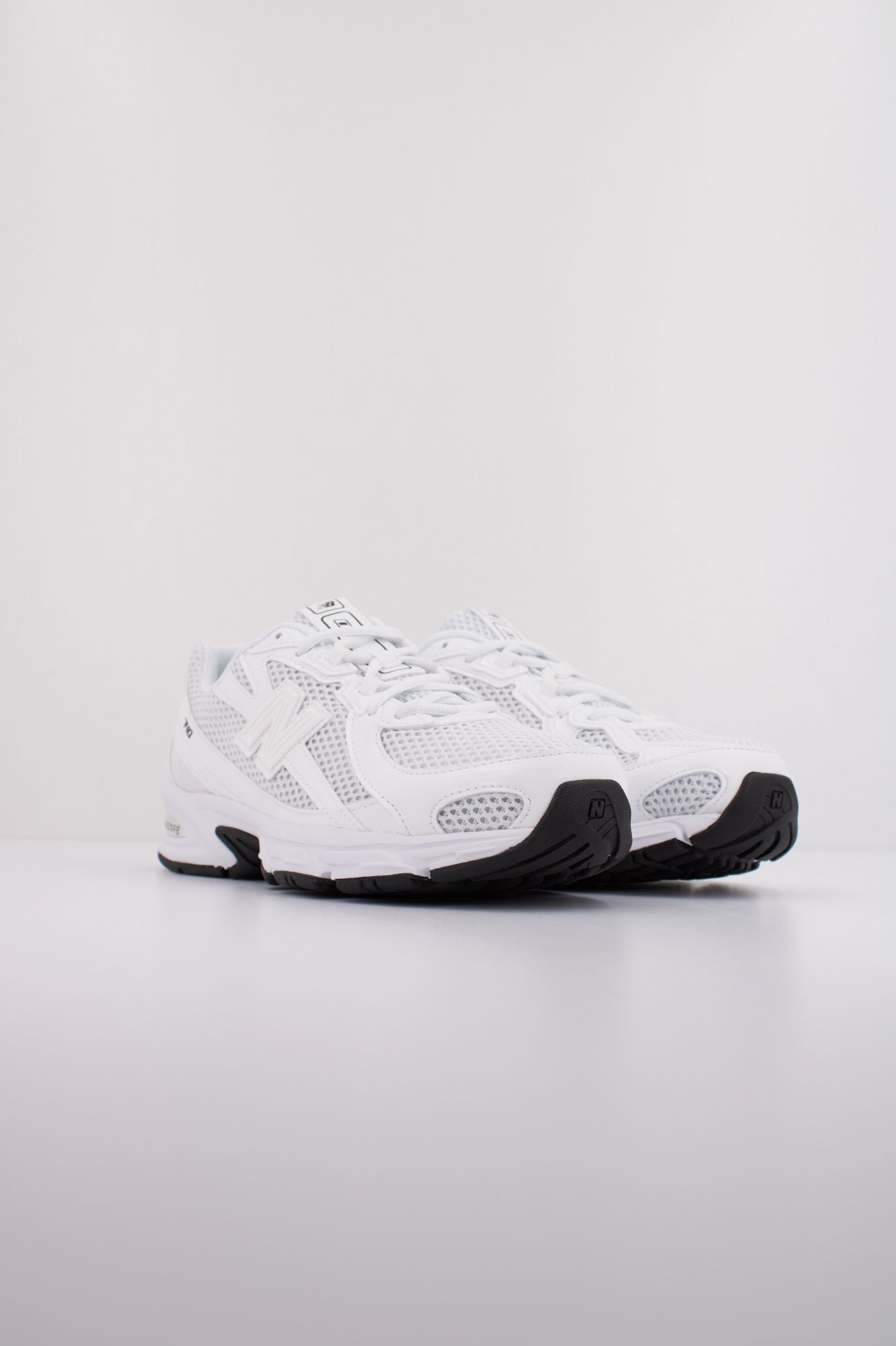 NEW BALANCE U740 en color BLANCO (2)