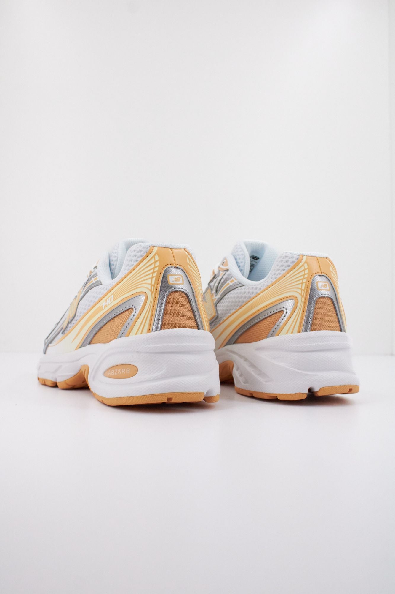 NEW BALANCE U740 NH2 en color BLANCO (4)