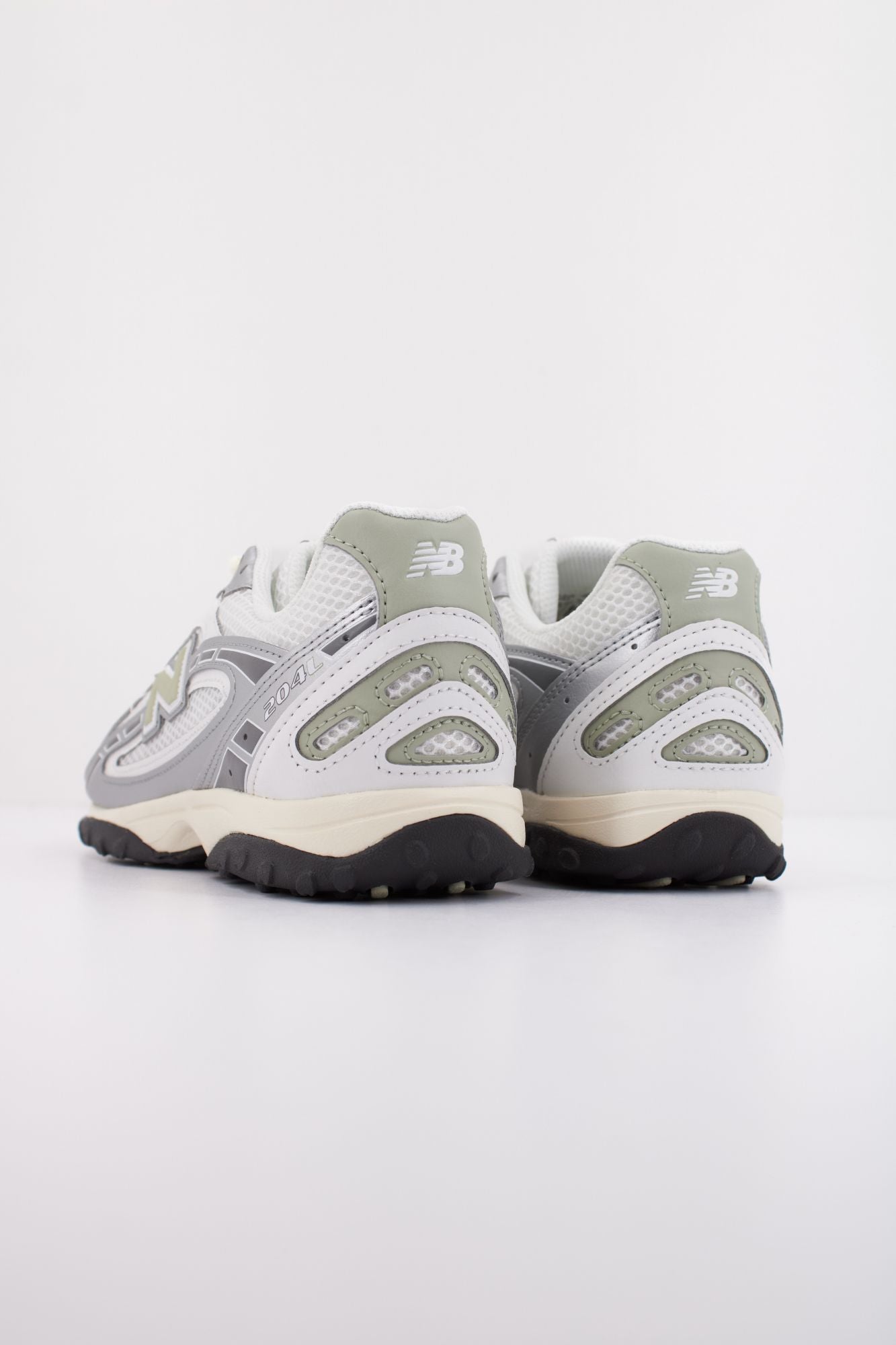 NEW BALANCE U204L SWB en color BLANCO (4)