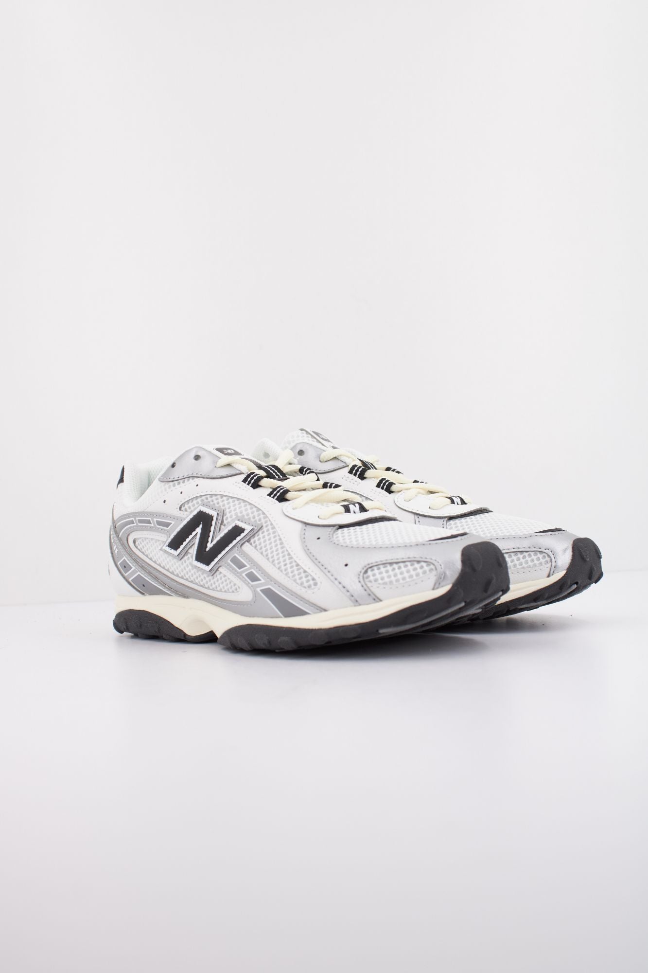 NEW BALANCE U204L en color BLANCO (2)