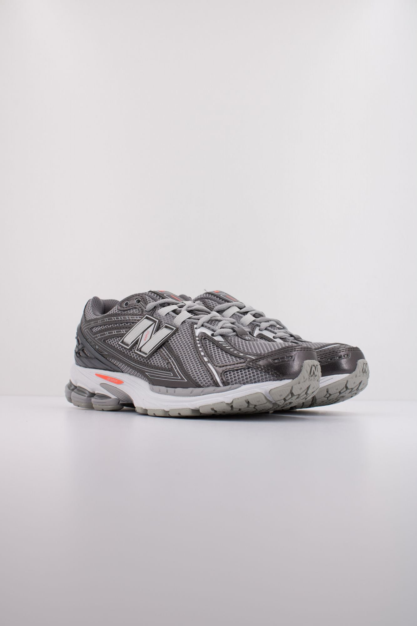 NEW BALANCE U1906 en color PLATA (2)