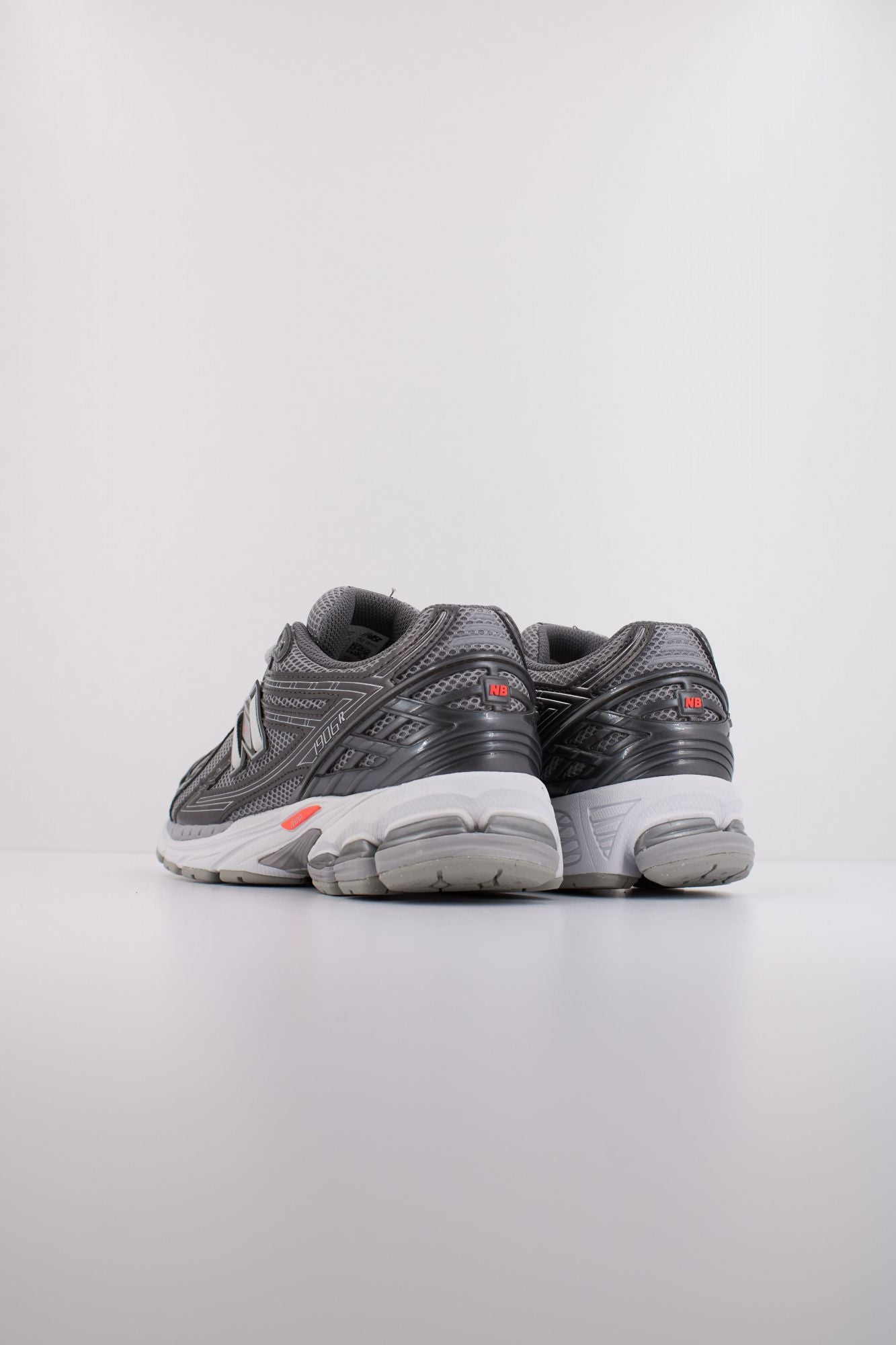 NEW BALANCE U1906 en color PLATA (4)