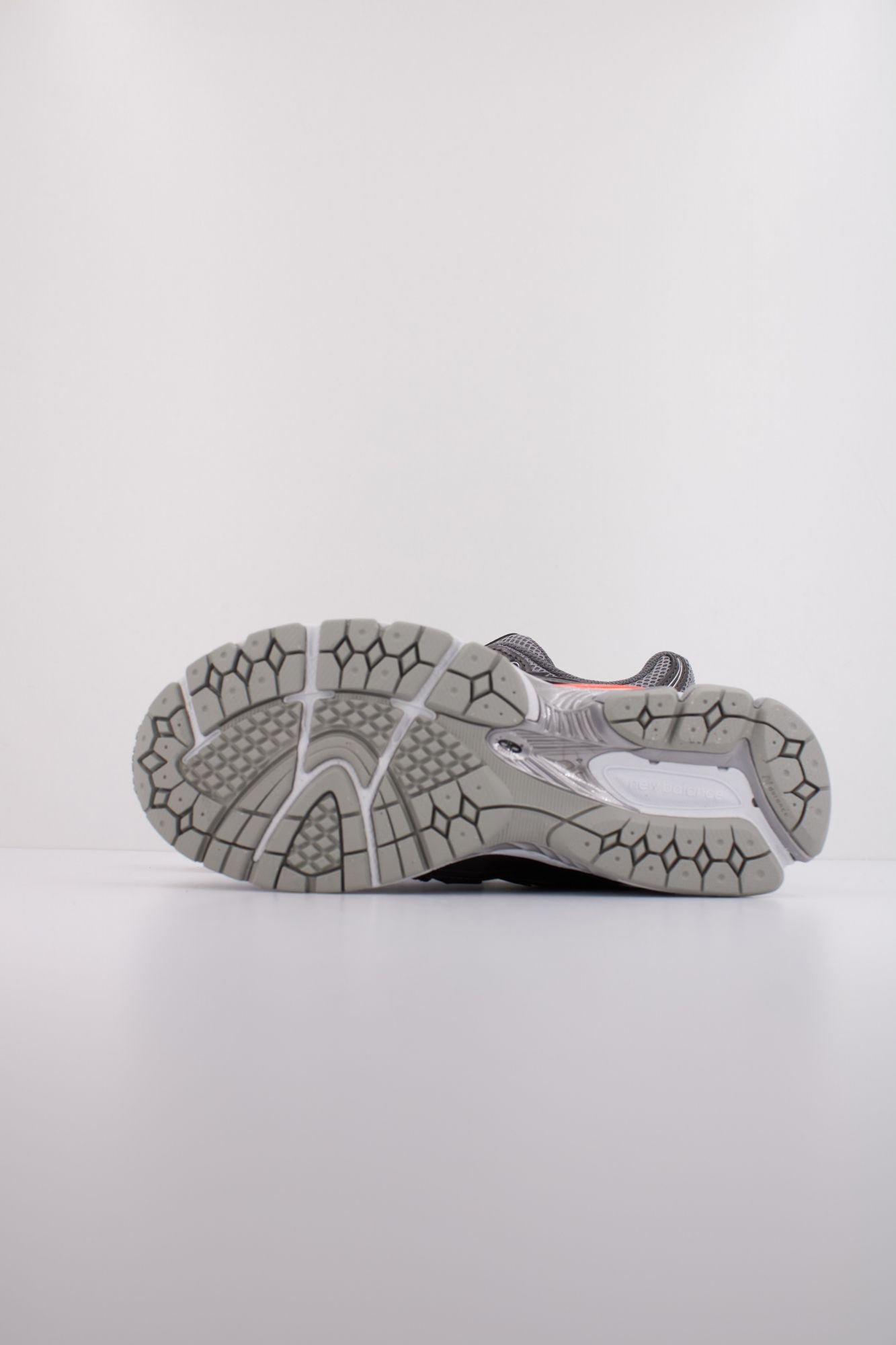 NEW BALANCE U1906 en color PLATA (5)