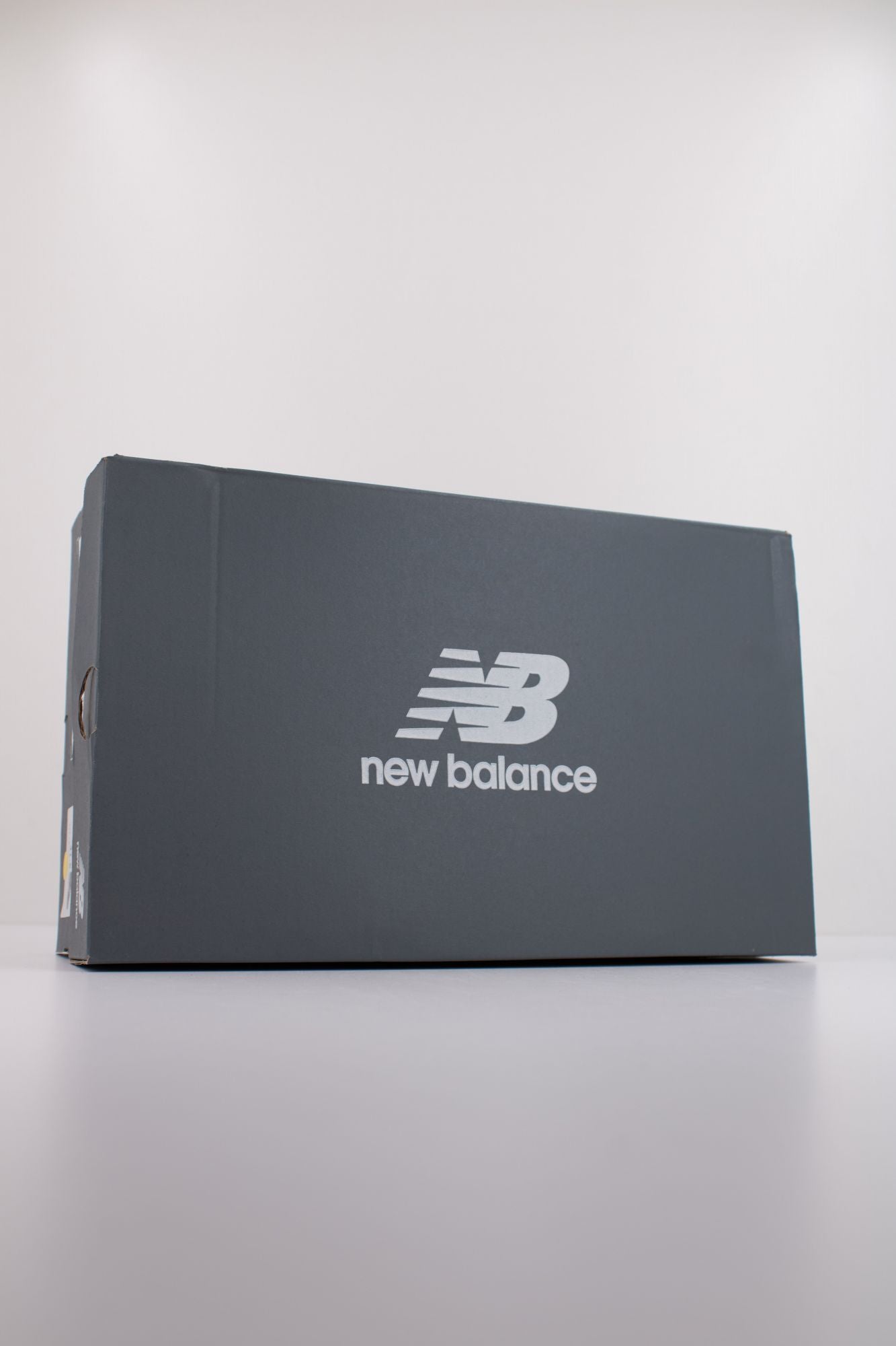 NEW BALANCE U1906 en color PLATA (6)