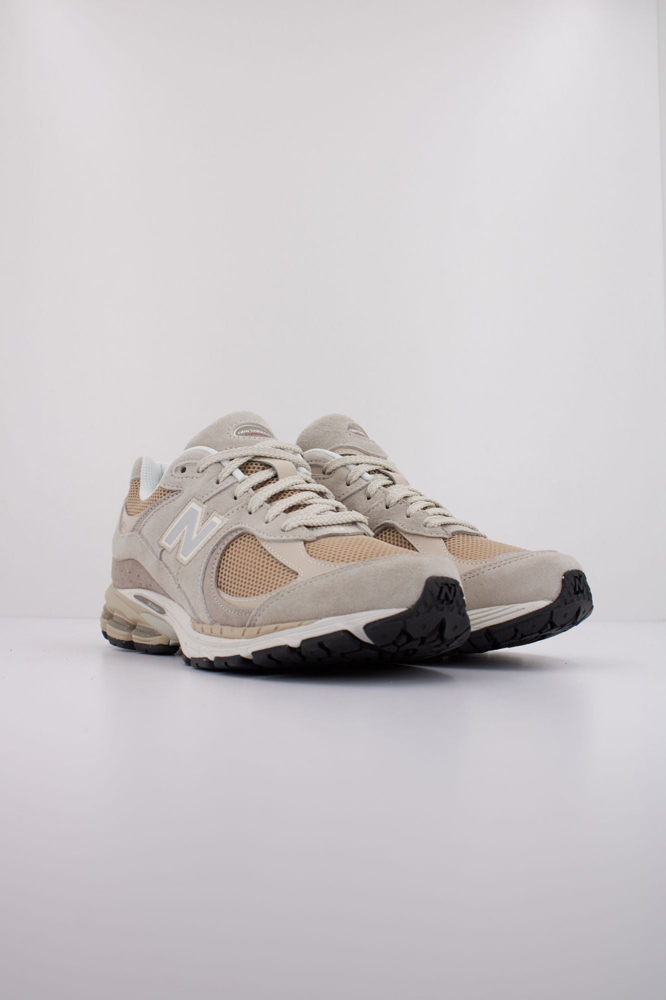 NEW BALANCE U2002 en color MARRON CLARO (2)