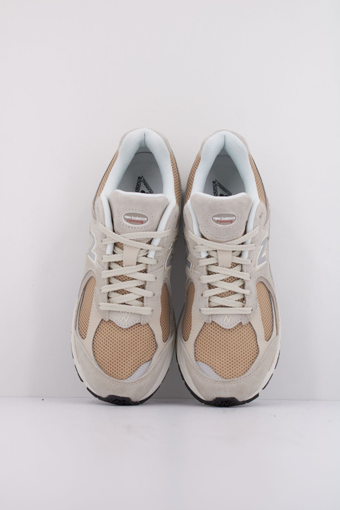 NEW BALANCE U2002 en color MARRON CLARO (3)