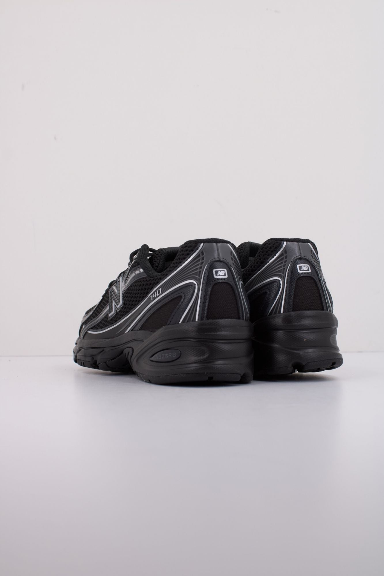 NEW BALANCE U740 BM2 en color NEGRO (4)