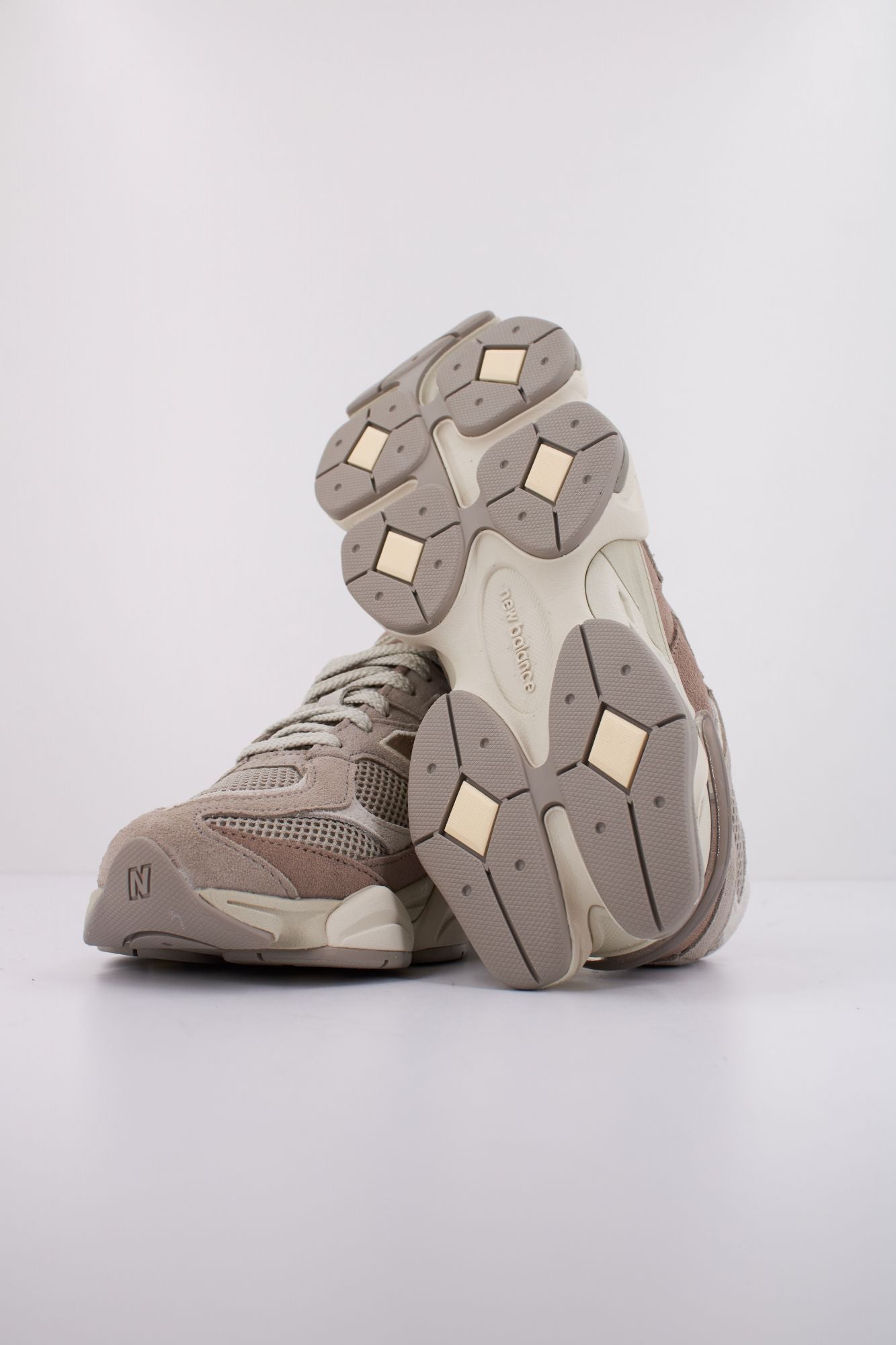 NEW BALANCE U9060 ERC en color BEIS (5)