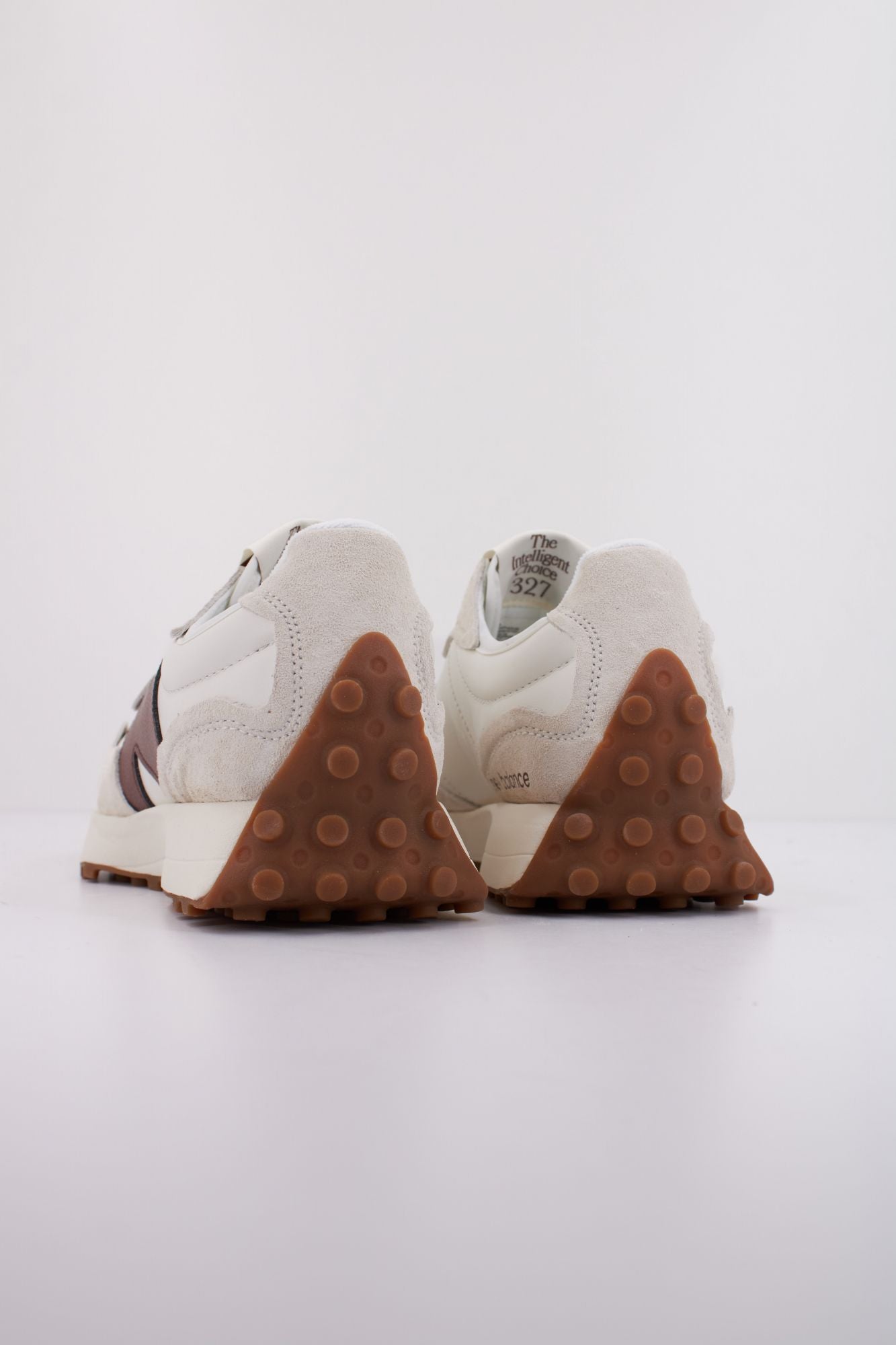 NEW BALANCE U327 WKM en color BLANCO (4)