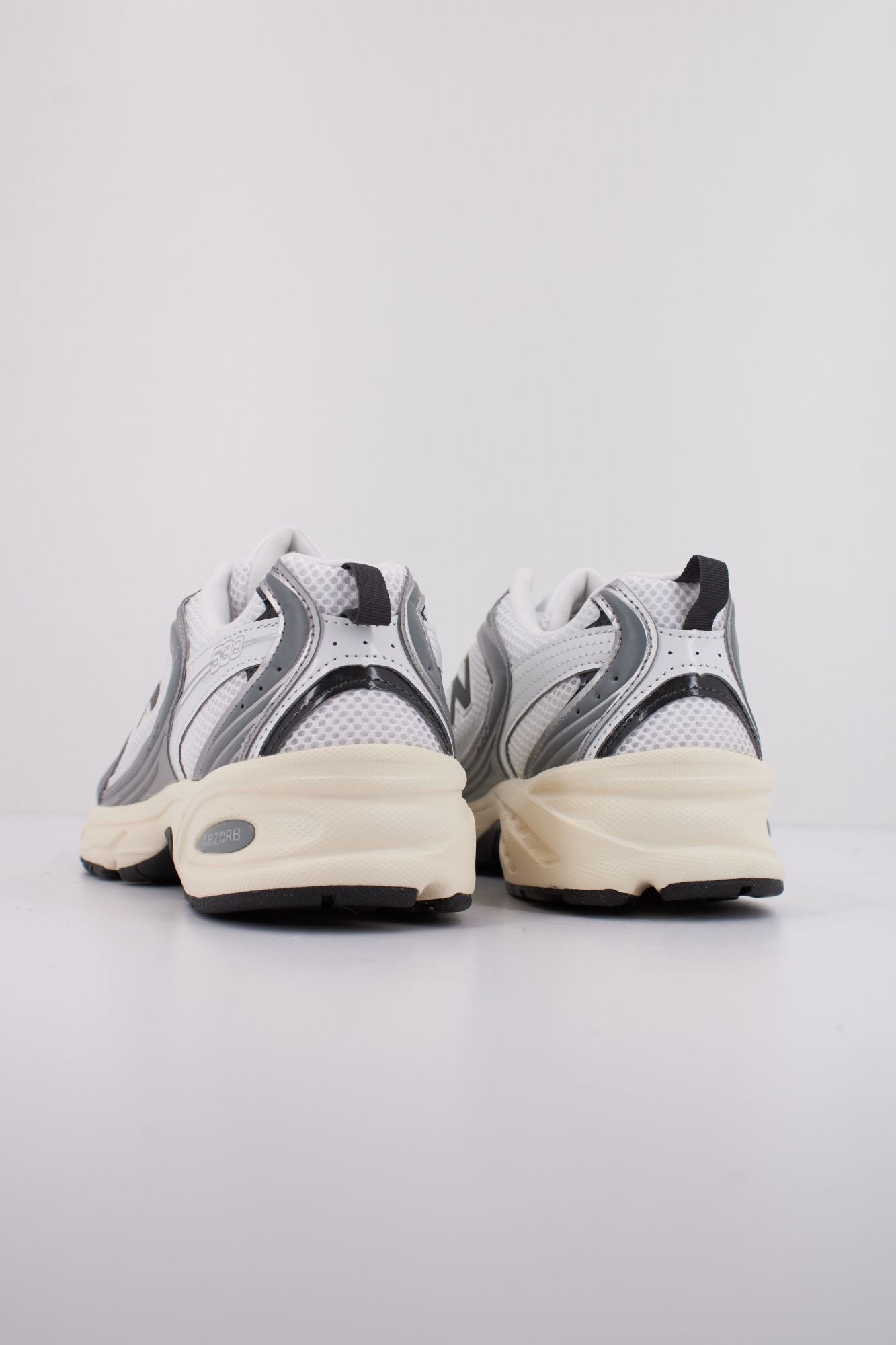 NEW BALANCE U530 ESA en color BLANCO (4)
