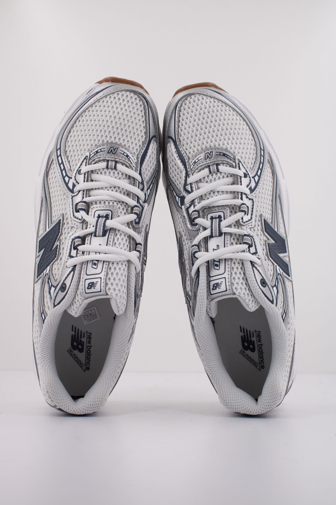 NEW BALANCE U740 SN2 en color BLANCO (3)