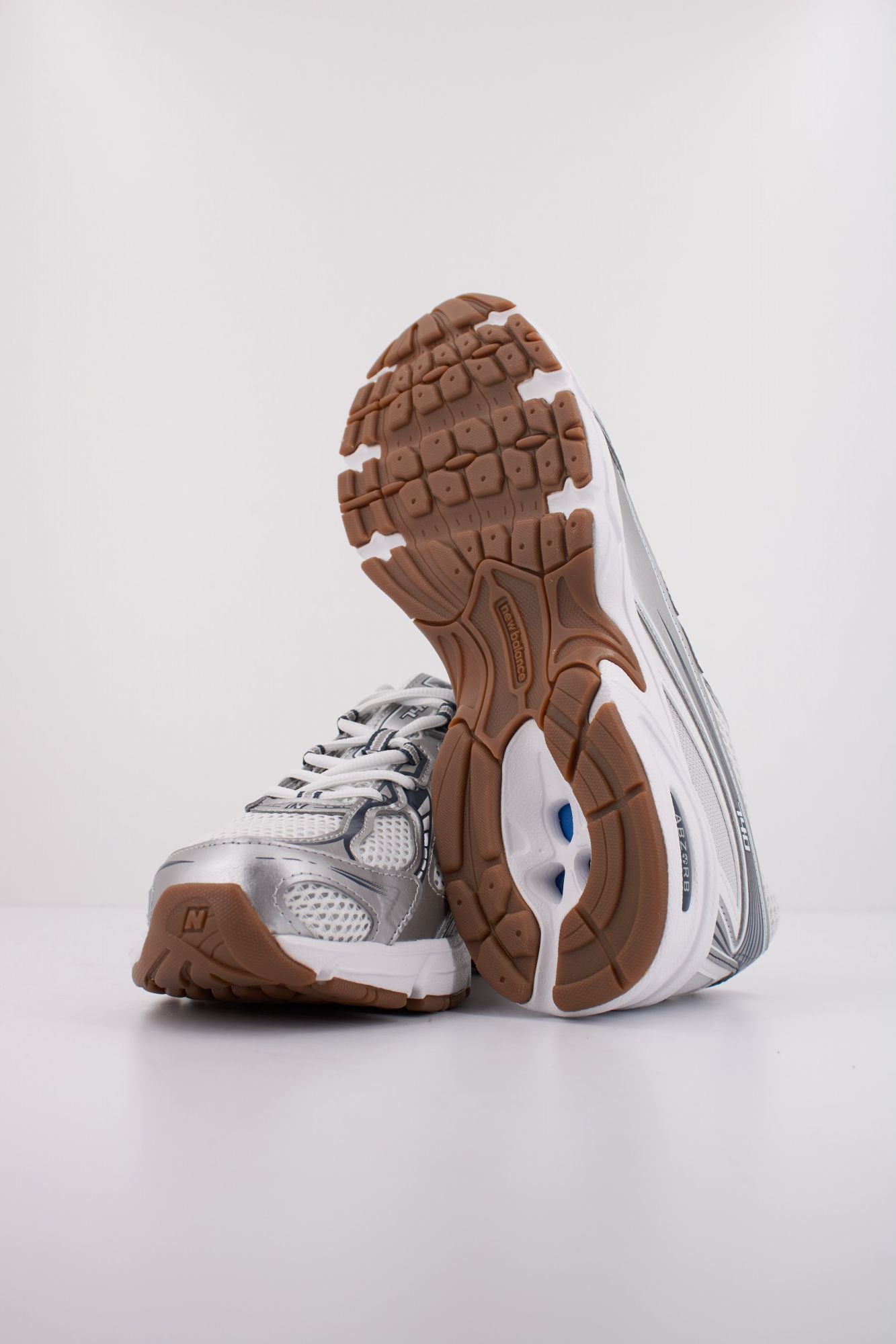 NEW BALANCE U740 SN2 en color BLANCO (5)