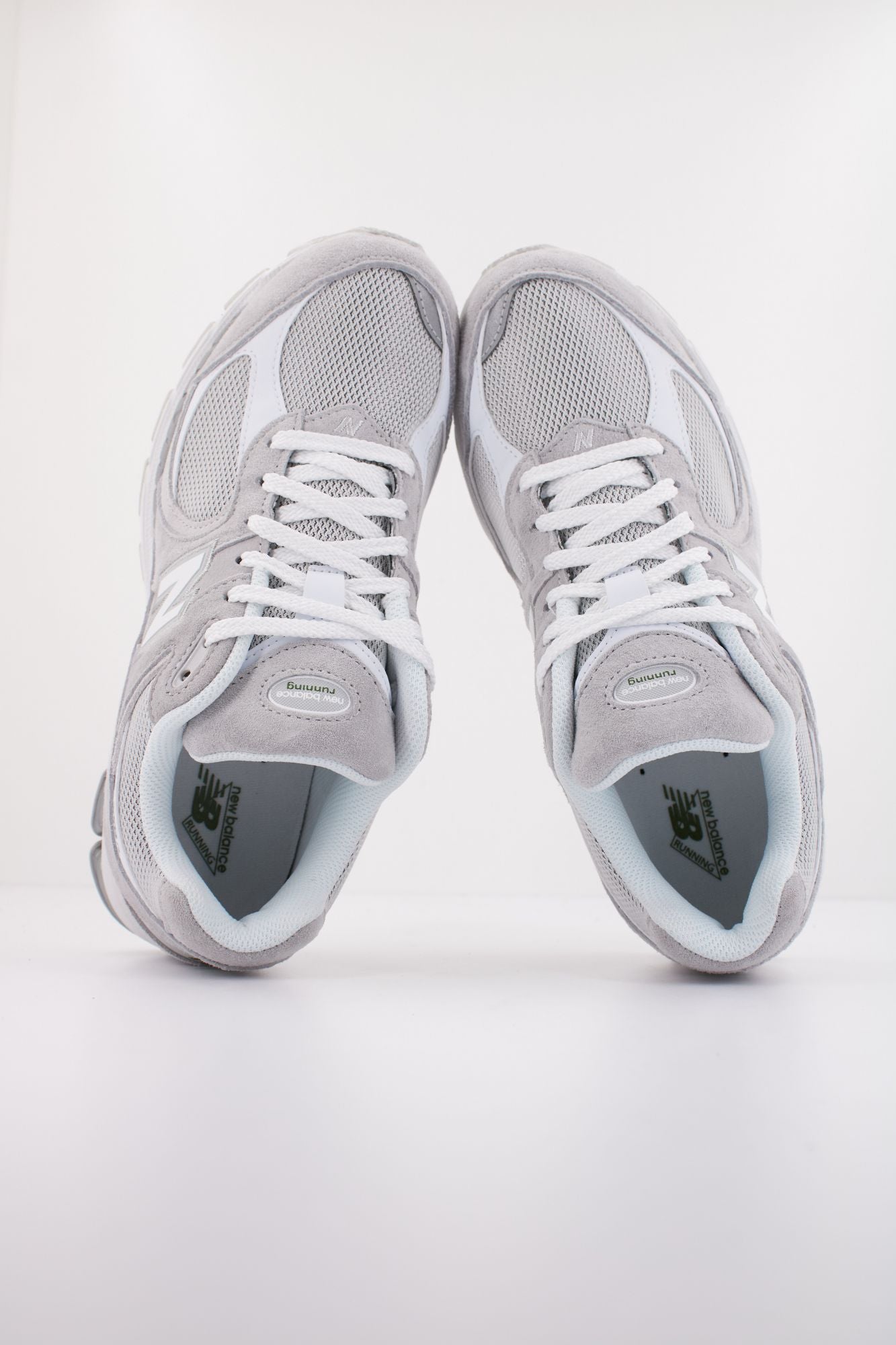 NEW BALANCE U2002 en color GRIS (3)