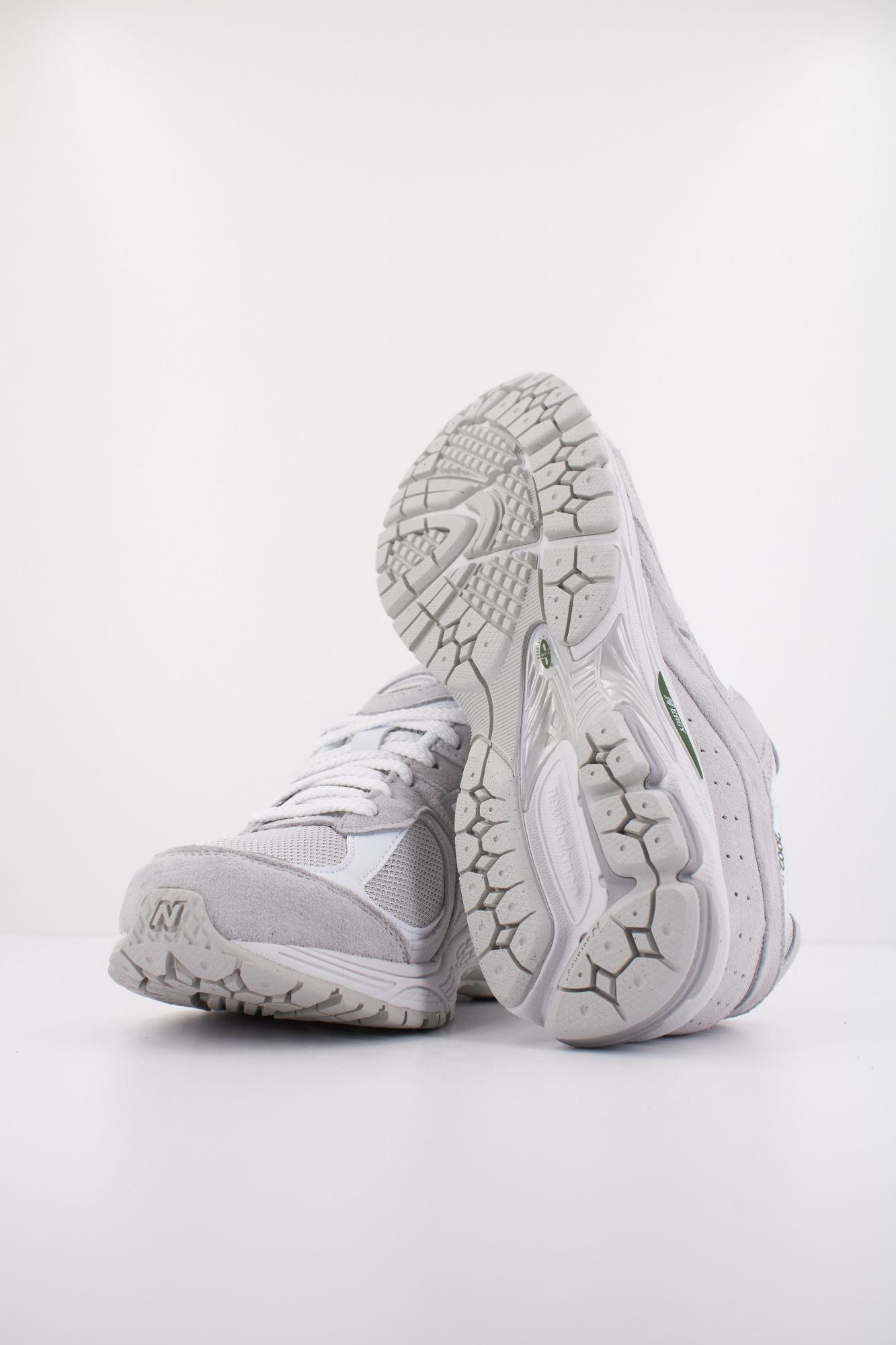 NEW BALANCE U2002 en color GRIS (5)