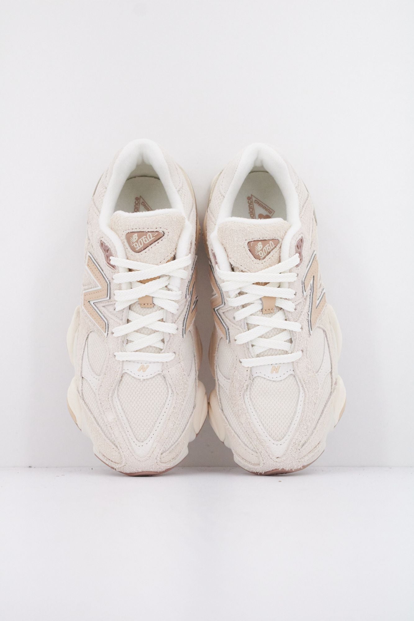 NEW BALANCE U9060  en color BEIS (3)