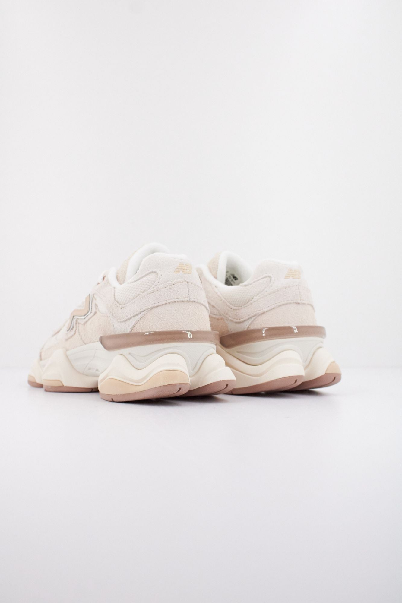 NEW BALANCE U9060  en color BEIS (4)