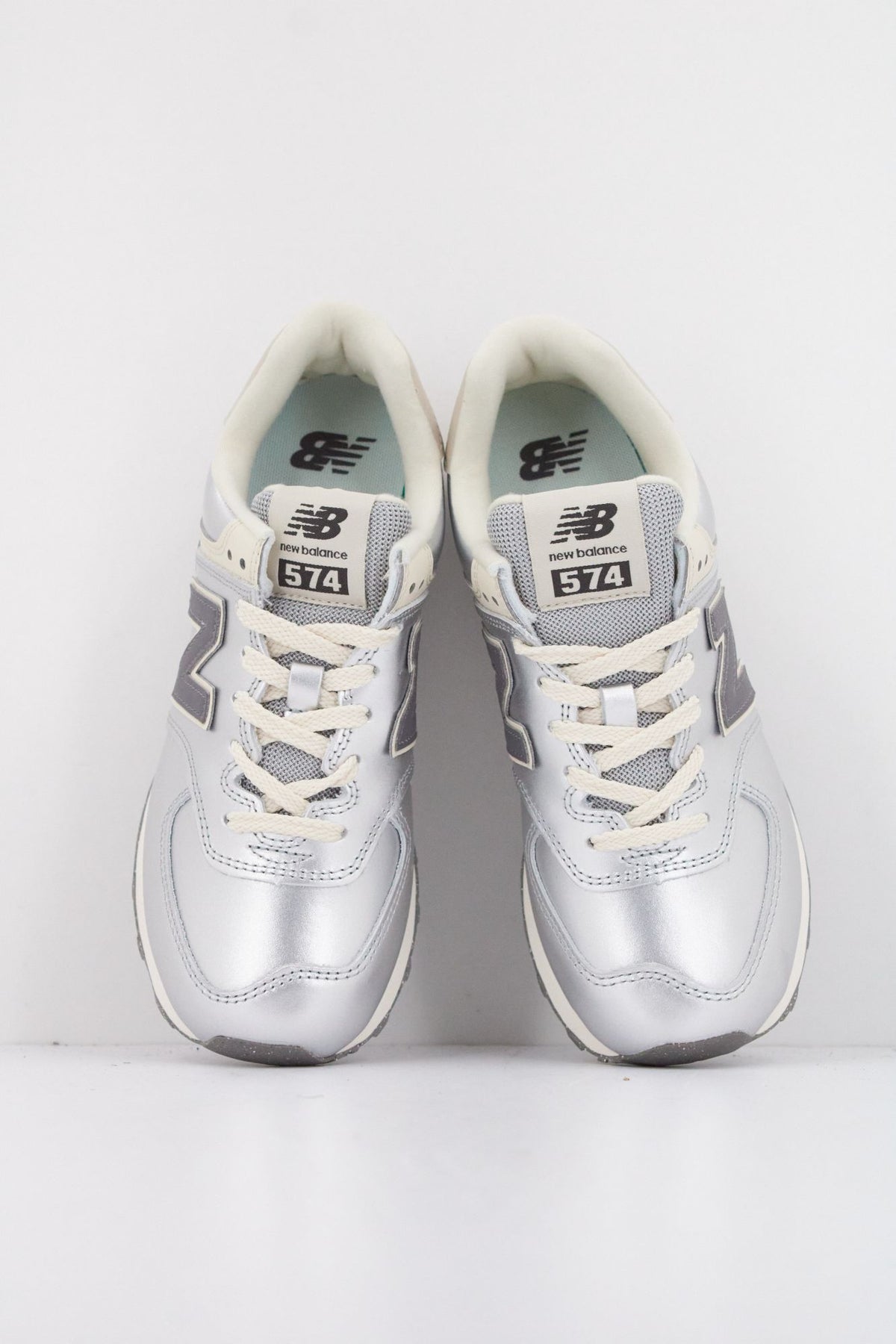 NEW BALANCE WL574  en color PLATA (3)
