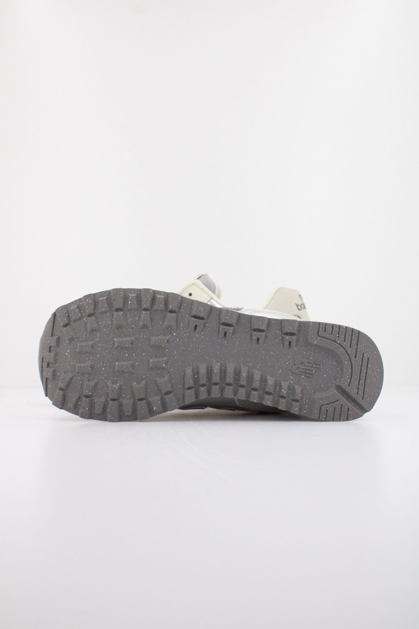 NEW BALANCE WL574  en color PLATA (5)