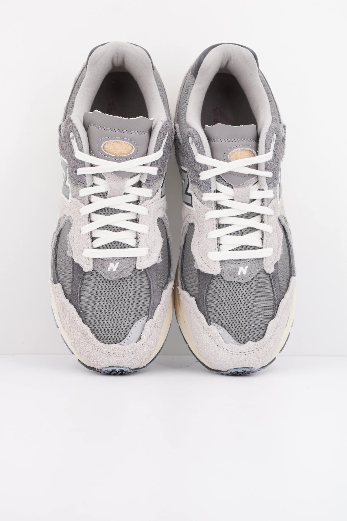NEW BALANCE M2002  en color GRIS (3)