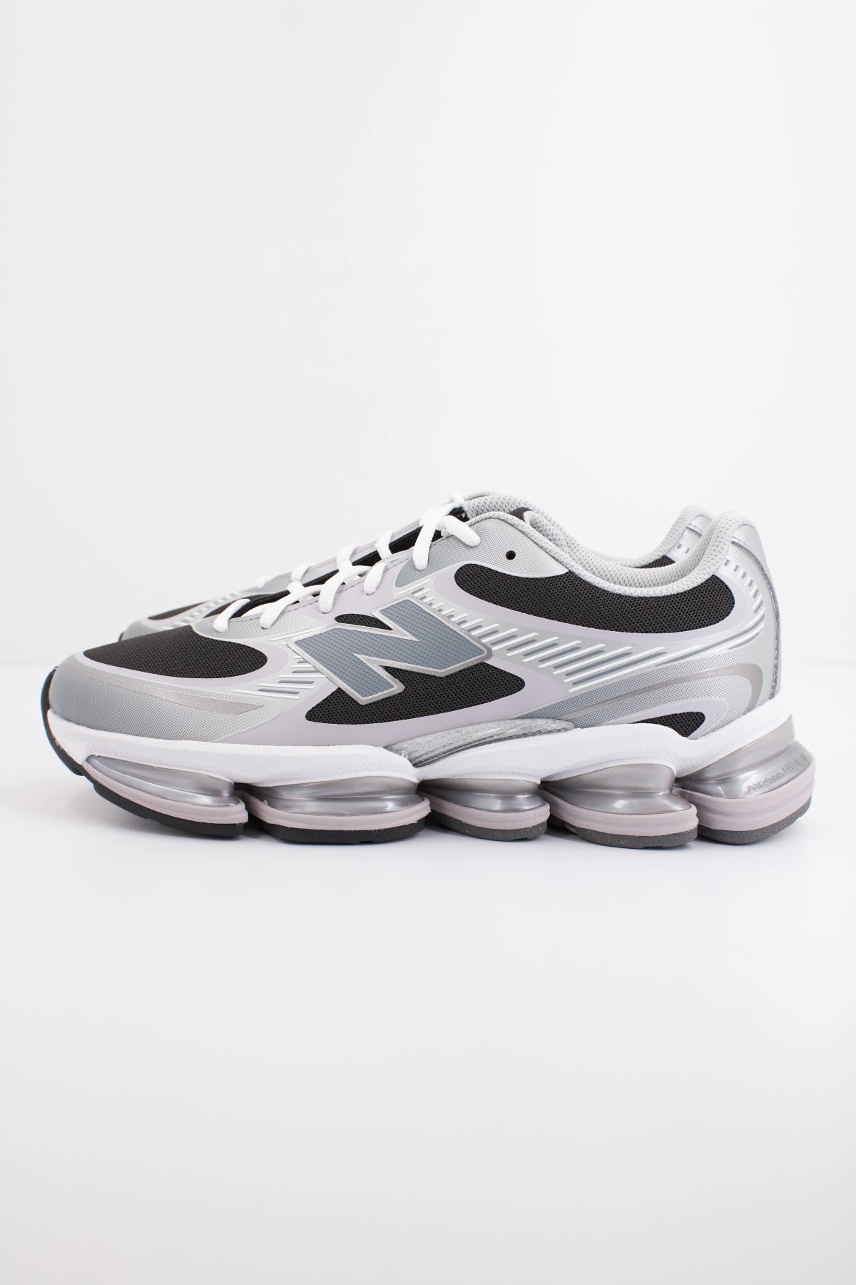 NEW BALANCE U20003 OZ en color PLATA (1)