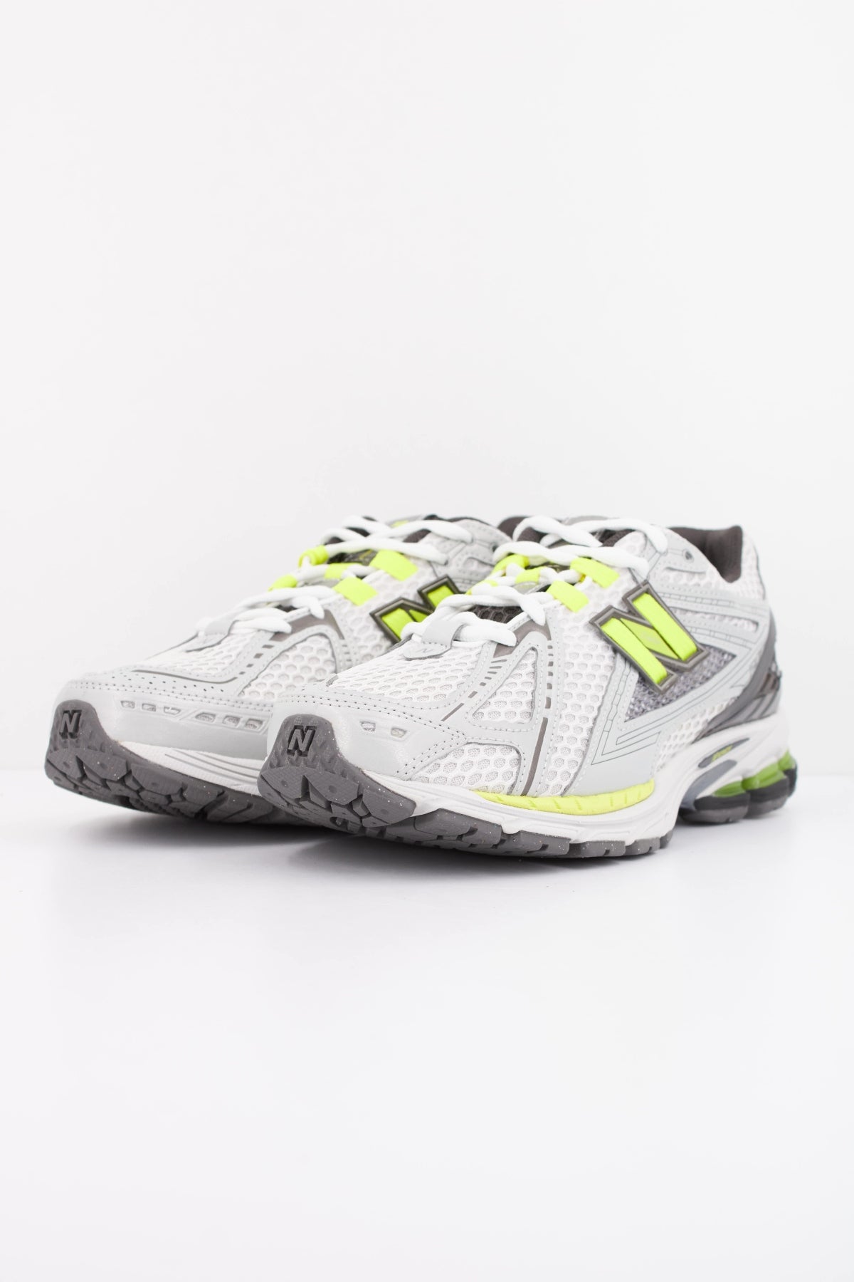 NEW BALANCE U1906  en color BLANCO (2)
