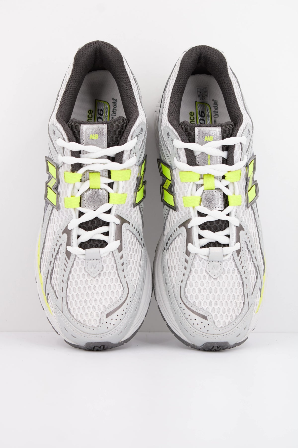 NEW BALANCE U1906  en color BLANCO (3)
