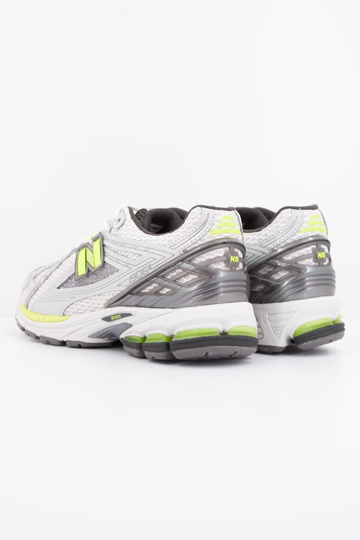 NEW BALANCE U1906  en color BLANCO (4)