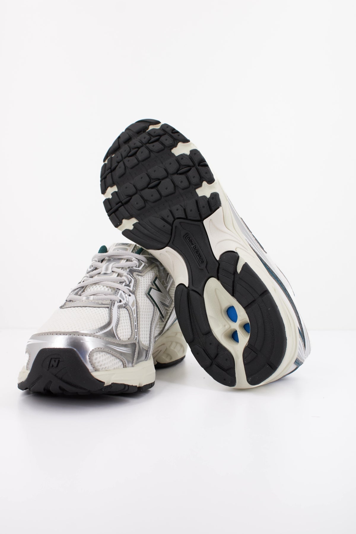 NEW BALANCE U740 en color BLANCO (5)