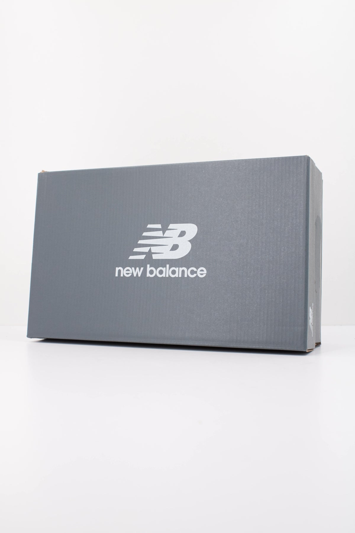 NEW BALANCE U10004  en color BLANCO (6)