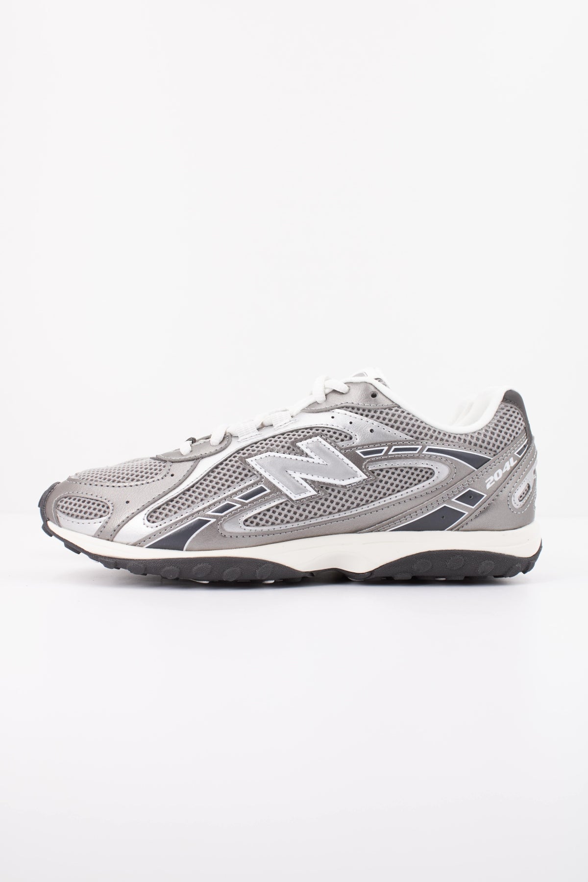 NEW BALANCE U204L en color PLATA (1)