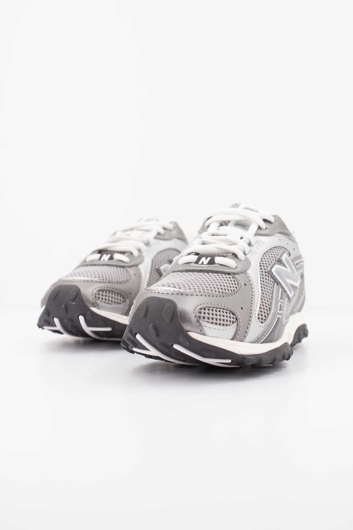 NEW BALANCE U204L en color PLATA (2)
