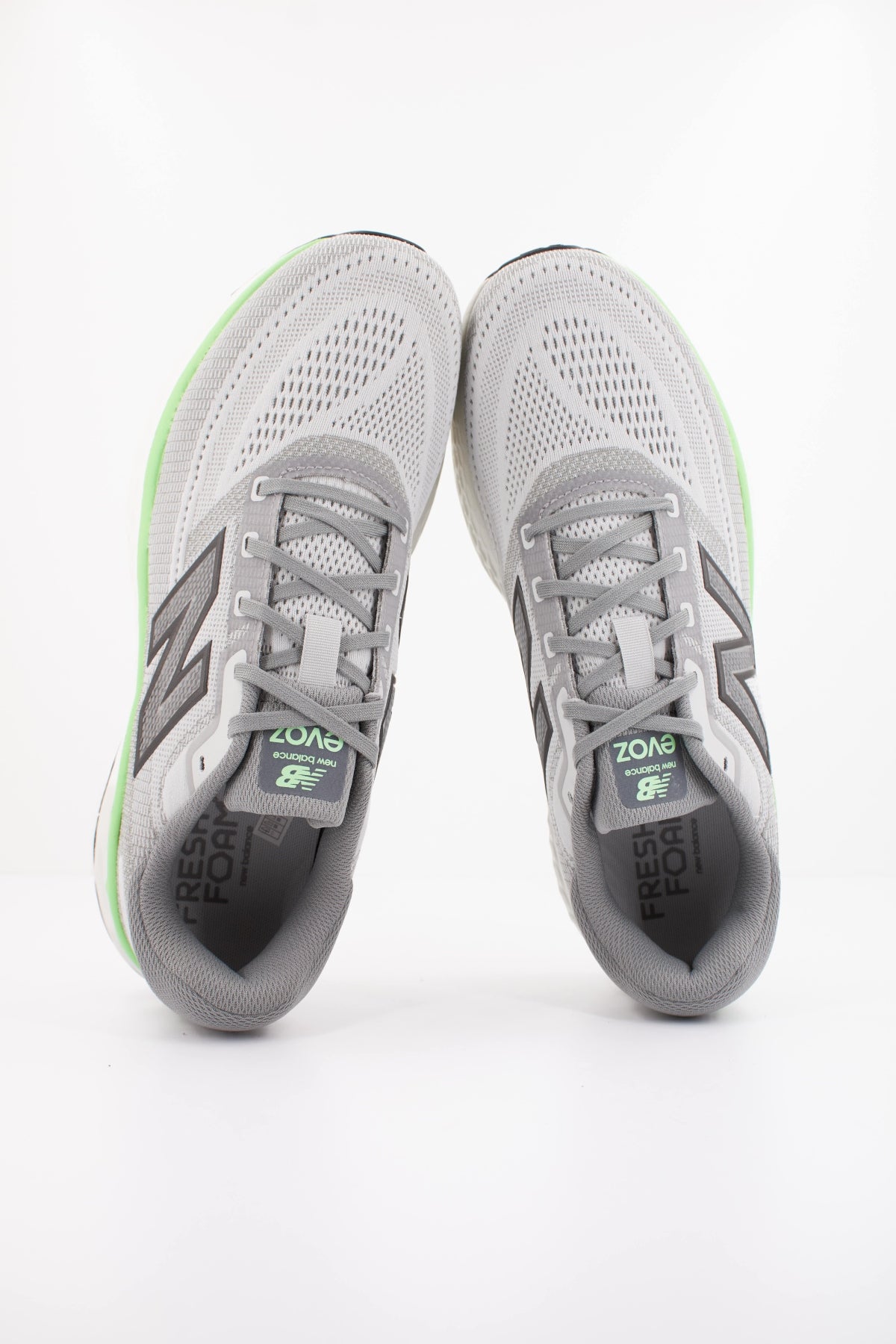 NEW BALANCE MEVOZ LG4 en color GRIS (3)