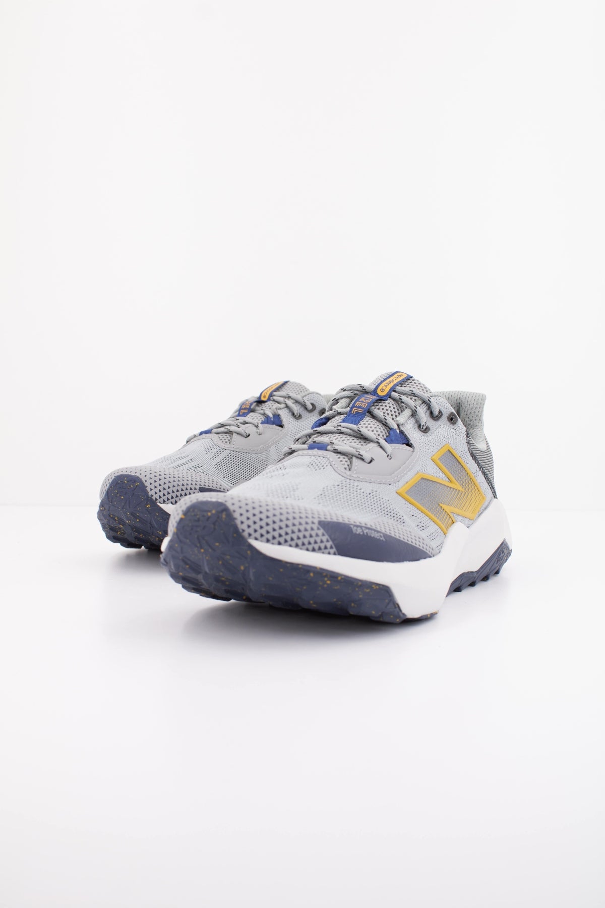 NEW BALANCE MTNTR CG6 en color GRIS (2)