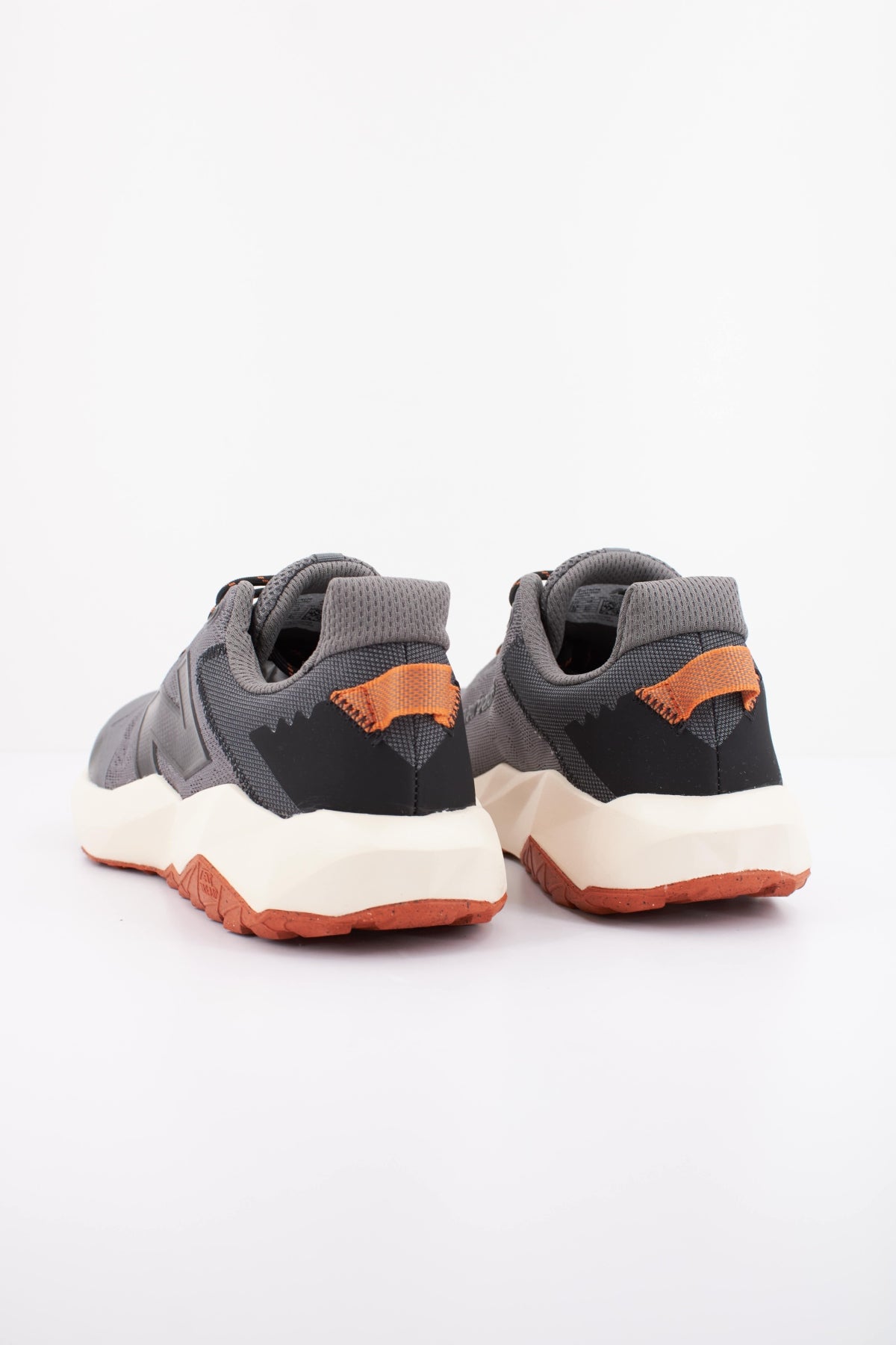 NEW BALANCE MTNTR CP6 en color GRIS (4)